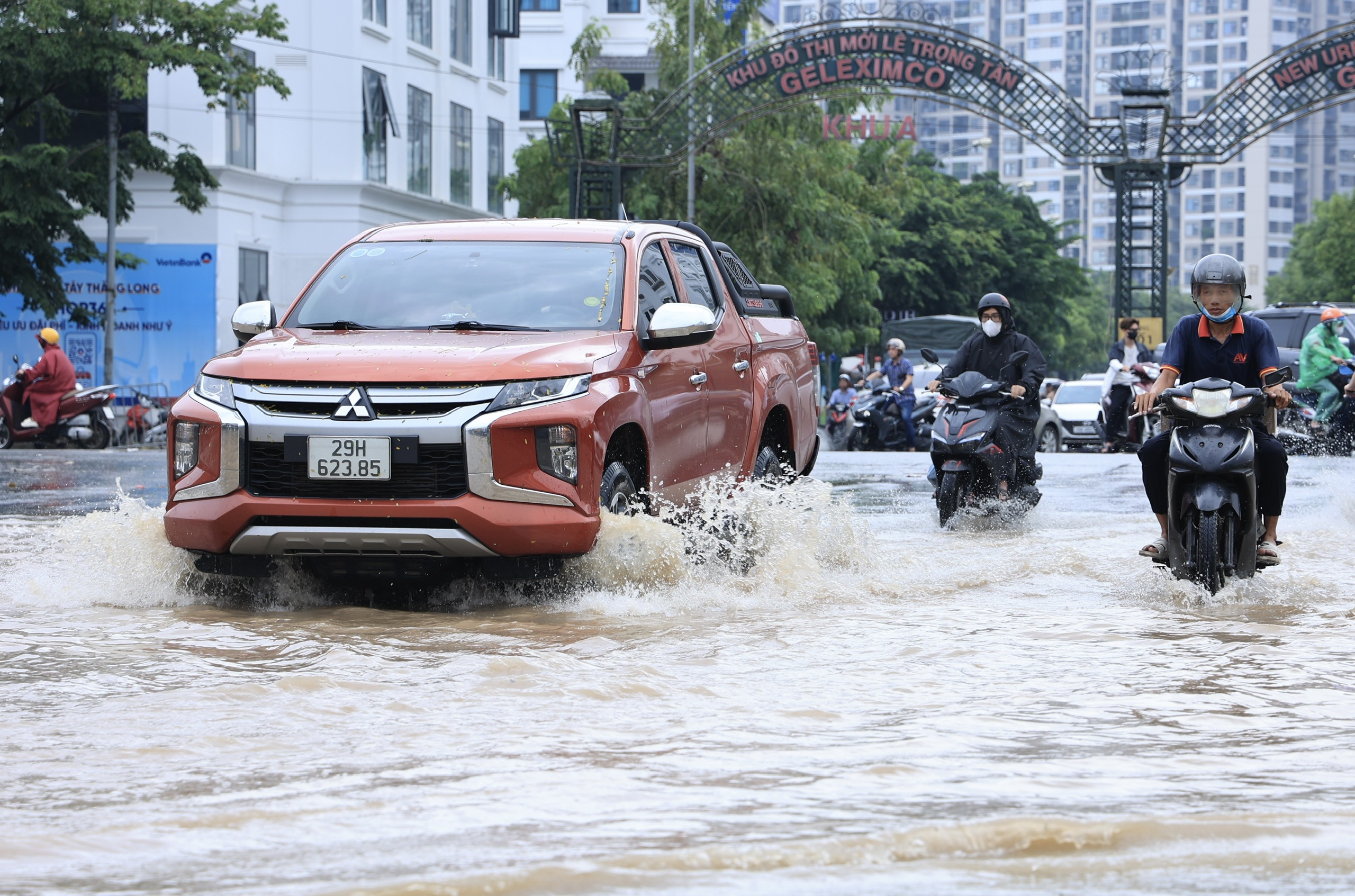 Hà Nội ngập sâu sau đêm mưa lớn, nhiều tuyến đường đến 10h trưa vẫn tắc- Ảnh 23.