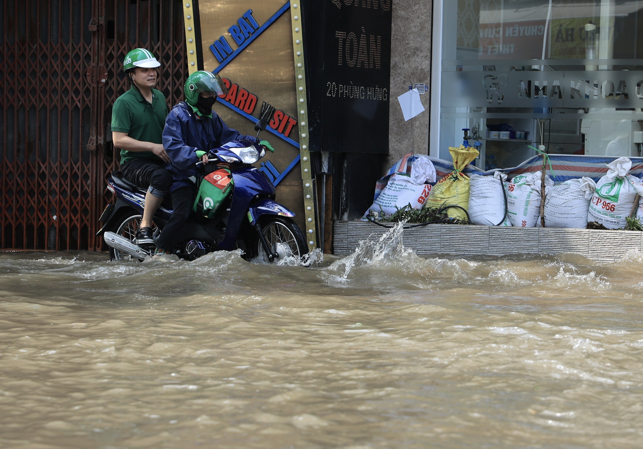 Hà Nội ngập sâu sau đêm mưa lớn, nhiều tuyến đường đến 10h trưa vẫn tắc- Ảnh 8.