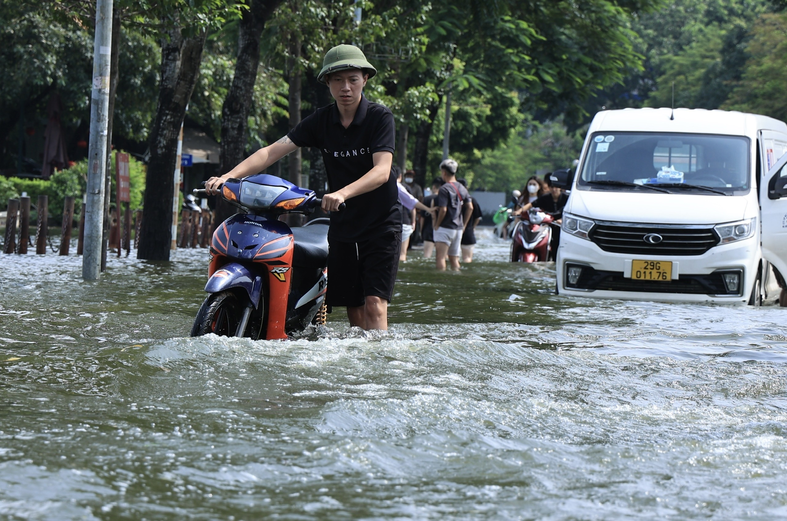 Hà Nội ngập sâu sau đêm mưa lớn, nhiều tuyến đường đến 10h trưa vẫn tắc- Ảnh 12.