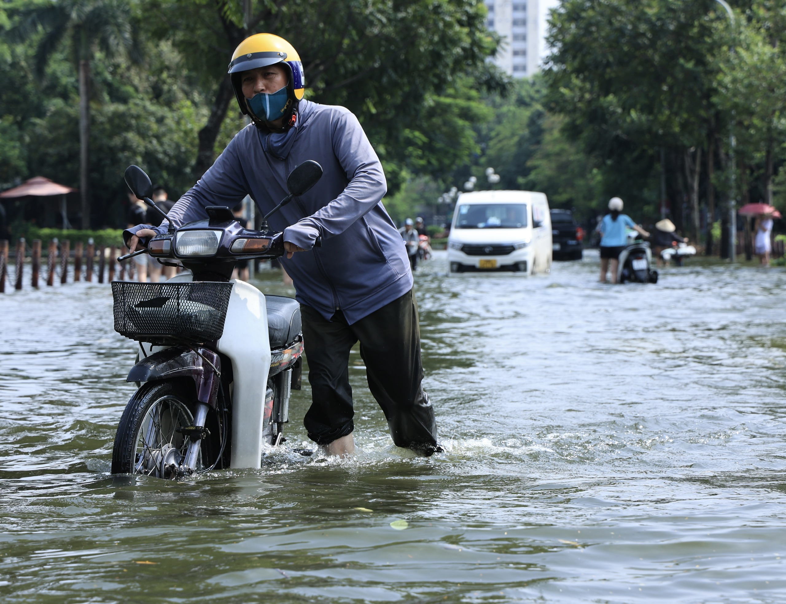 Hà Nội ngập sâu sau đêm mưa lớn, nhiều tuyến đường đến 10h trưa vẫn tắc- Ảnh 13.