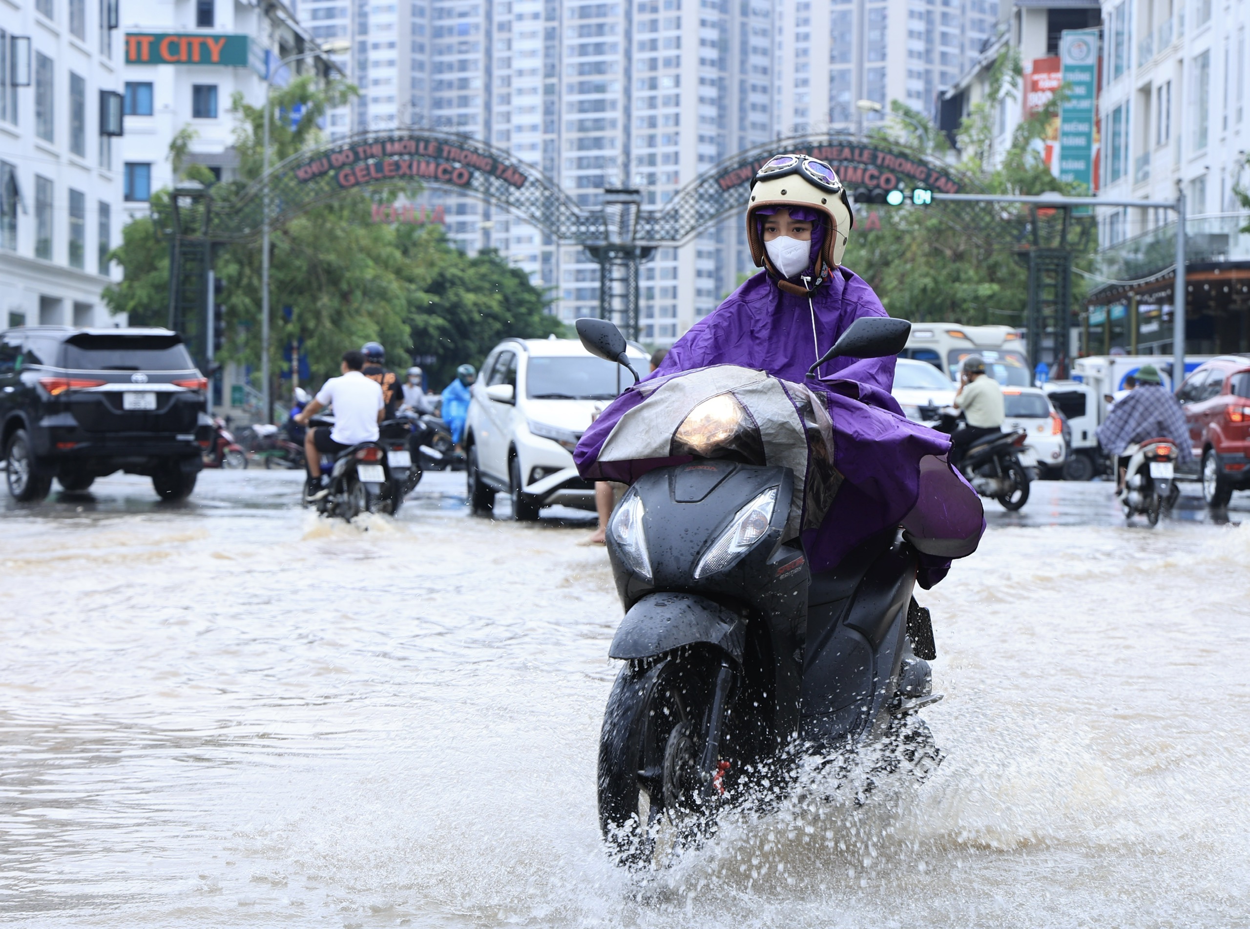 Hà Nội ngập sâu sau đêm mưa lớn, nhiều tuyến đường đến 10h trưa vẫn tắc- Ảnh 22.