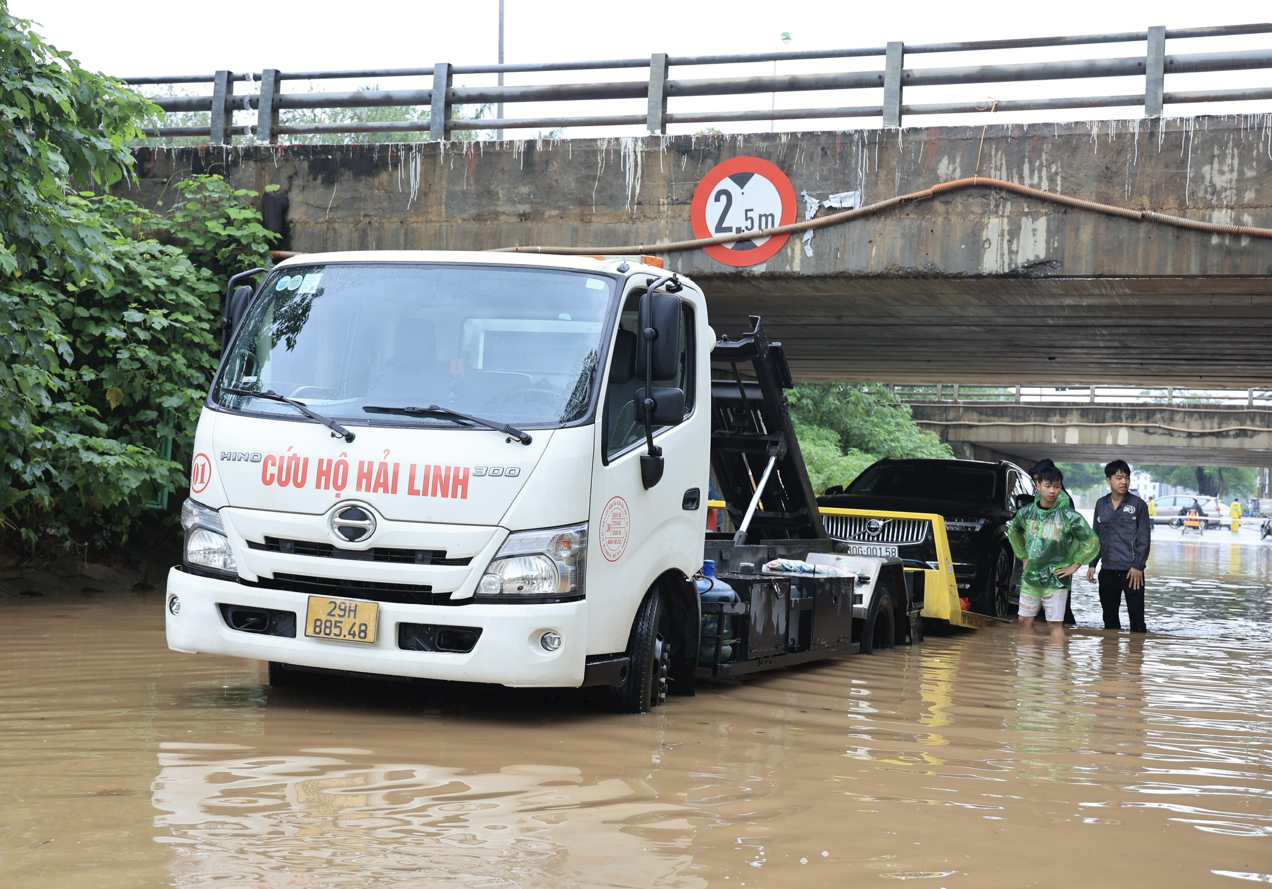 Hà Nội ngập sâu sau đêm mưa lớn, nhiều tuyến đường đến 10h trưa vẫn tắc- Ảnh 17.