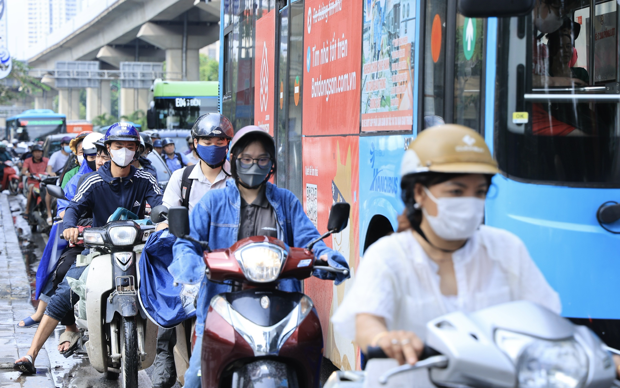 Hà Nội ngập sâu sau đêm mưa lớn, nhiều tuyến đường đến 10h trưa vẫn tắc- Ảnh 6.