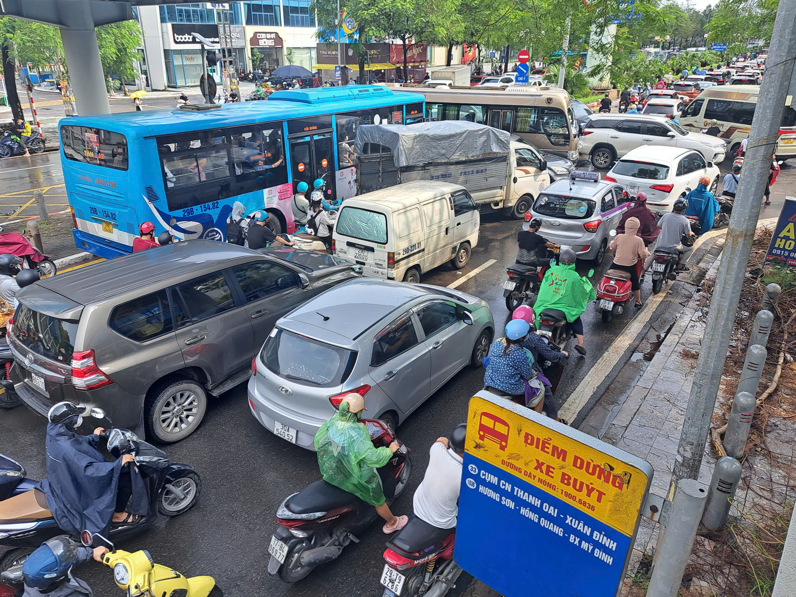 Hà Nội ngập sâu sau đêm mưa lớn, nhiều tuyến đường đến 10h trưa vẫn tắc- Ảnh 3.