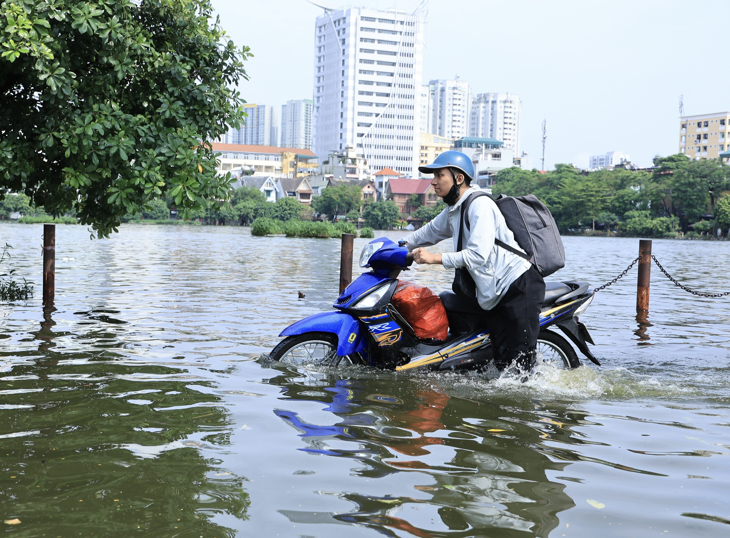 Hà Nội ngập sâu sau đêm mưa lớn, nhiều tuyến đường đến 10h trưa vẫn tắc- Ảnh 16.