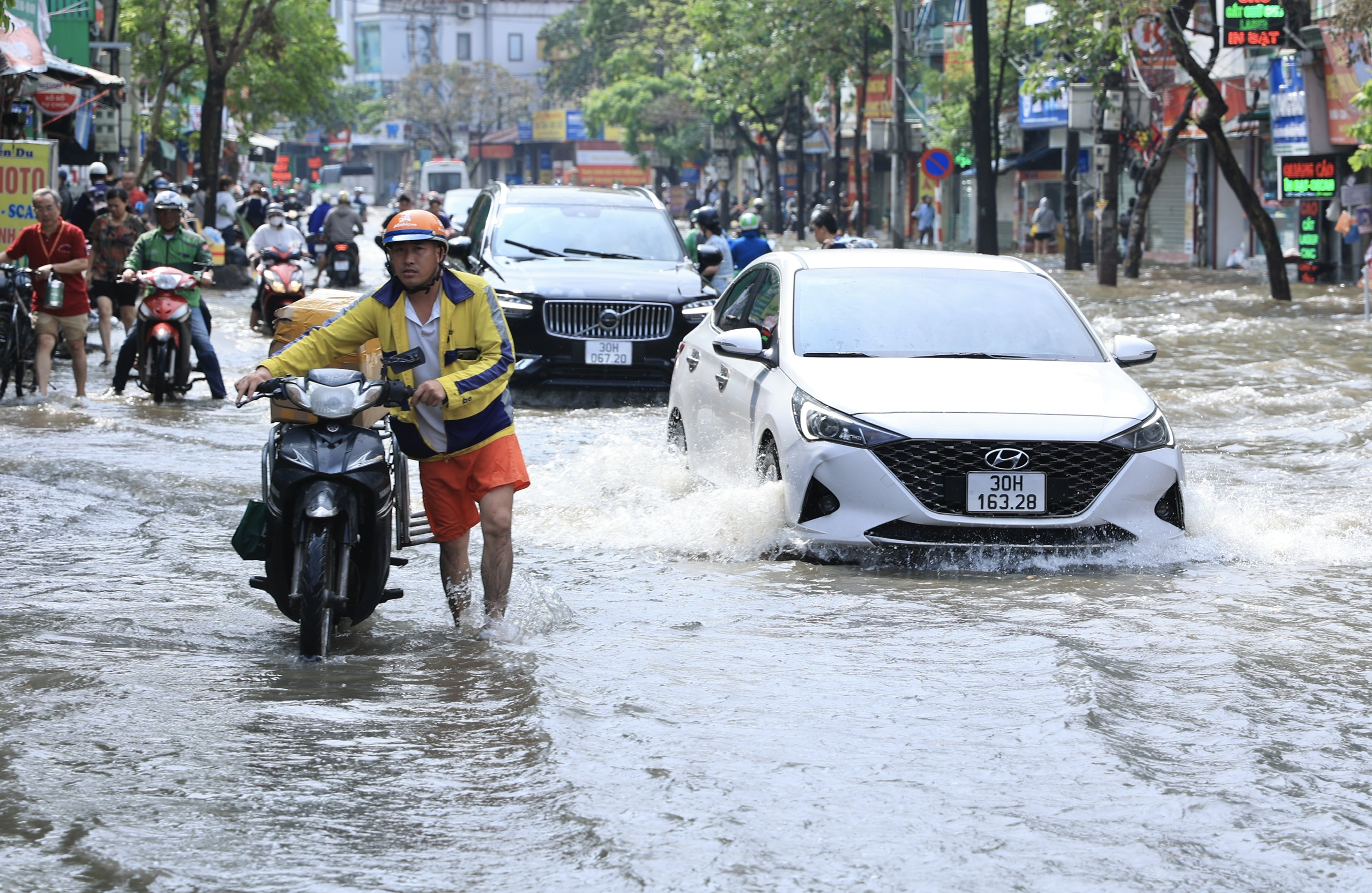 Hà Nội ngập sâu sau đêm mưa lớn, nhiều tuyến đường đến 10h trưa vẫn tắc- Ảnh 11.