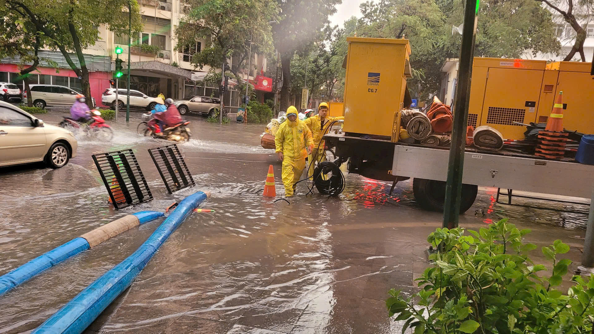 Hà Nội: Nhiều tuyến phố lại ngập trong nước sau trận mưa lớn đêm qua- Ảnh 1.