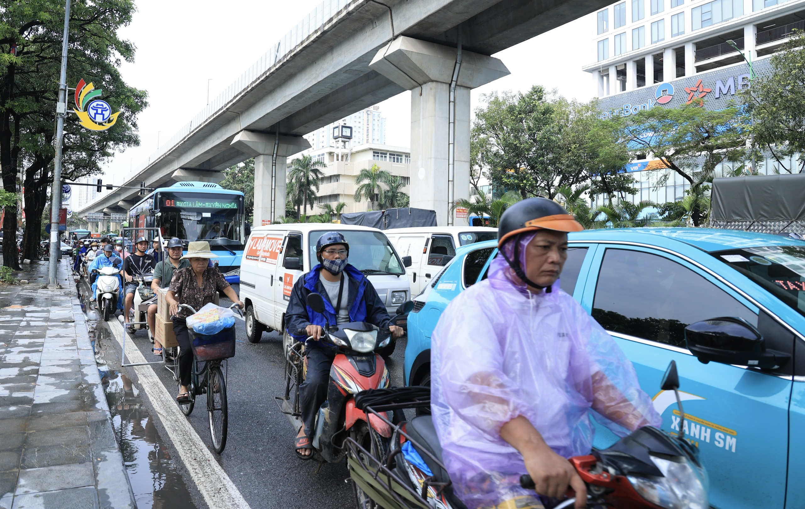 Hà Nội ngập sâu sau đêm mưa lớn, nhiều tuyến đường đến 10h trưa vẫn tắc- Ảnh 7.