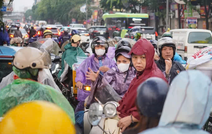 Hà Nội: Nhiều tuyến phố lại ngập trong nước sau trận mưa lớn đêm qua- Ảnh 4.