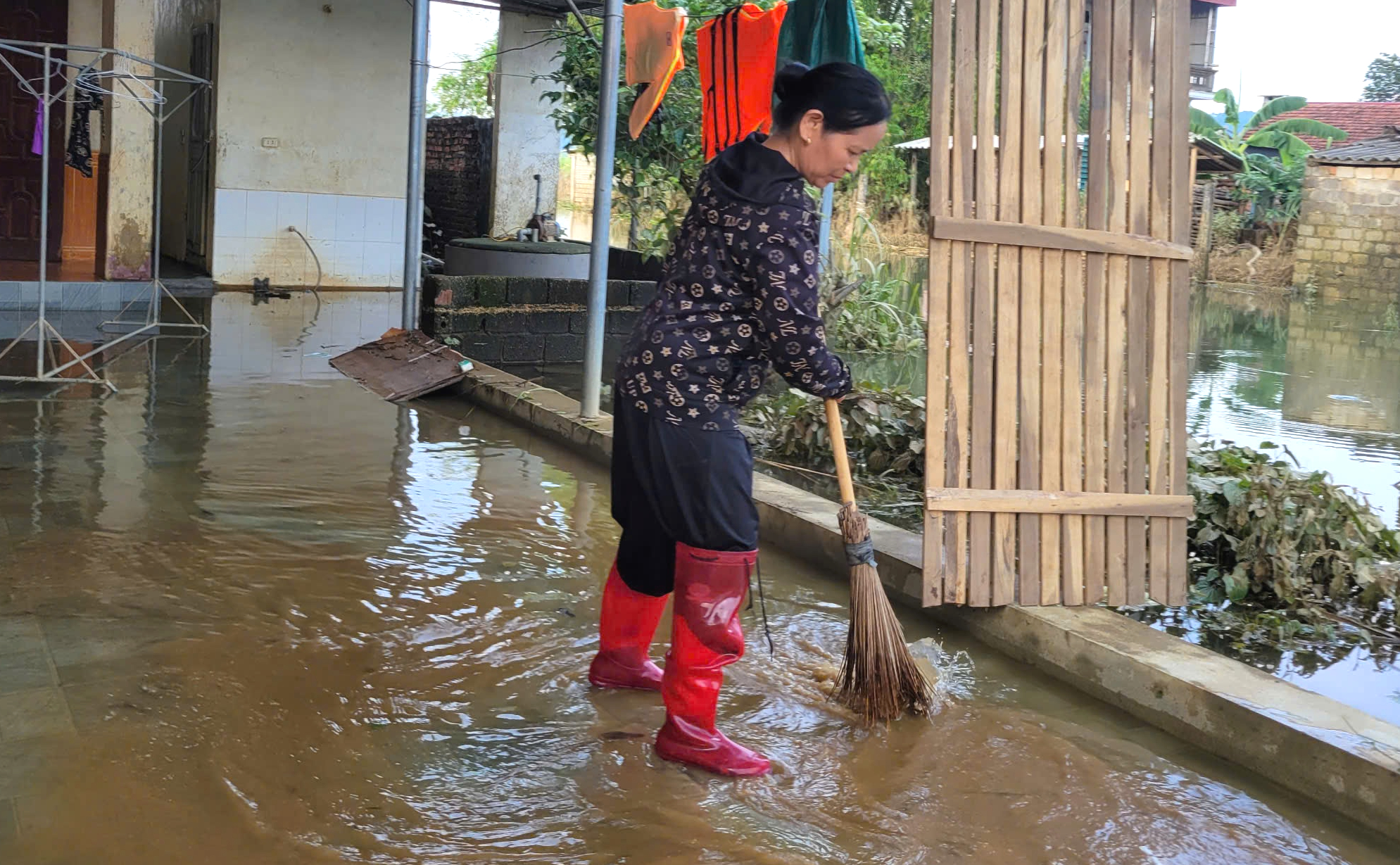 Người dân ven sông Bưởi tất bật dọn nhà khi lũ vừa rút- Ảnh 5.