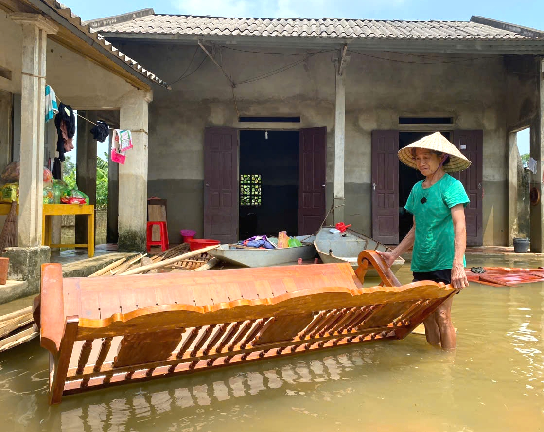 Người dân ven sông Bưởi tất bật dọn nhà khi lũ vừa rút- Ảnh 12.