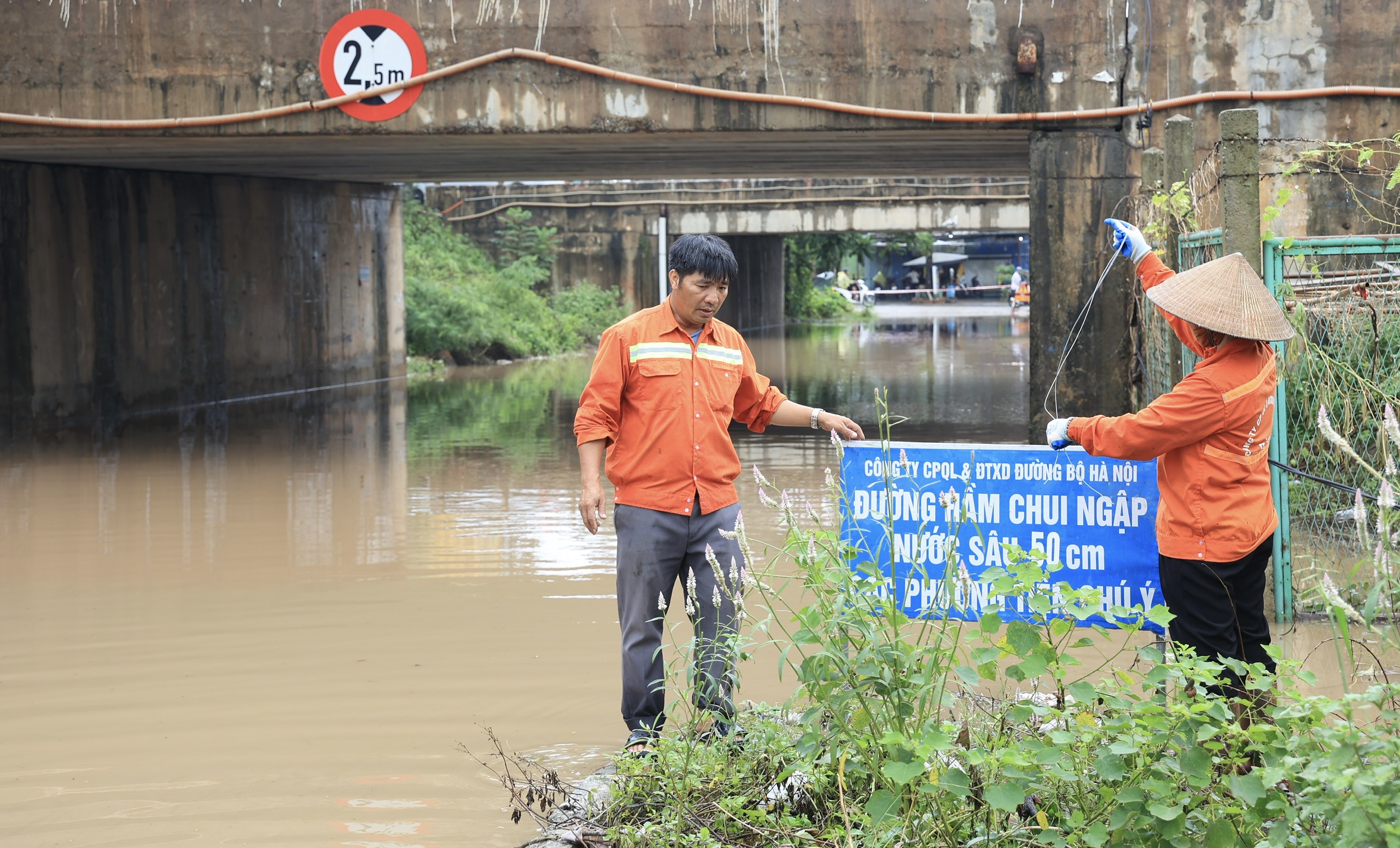 Hà Nội ngập sâu sau đêm mưa lớn, nhiều tuyến đường đến 10h trưa vẫn tắc- Ảnh 20.