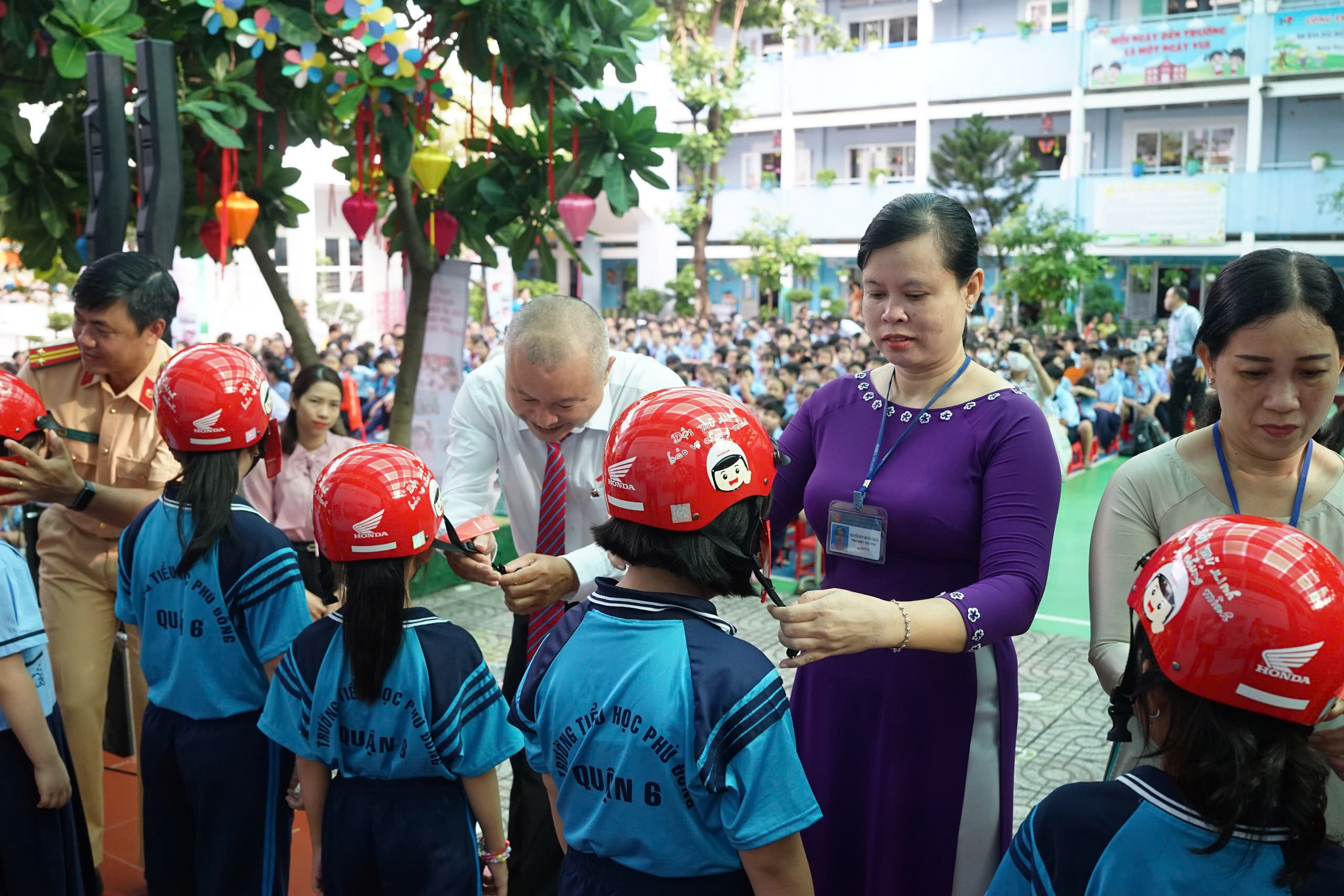 HEAD Sơn Minh trao mũ bảo hiểm cho hàng trăm học sinh trường Tiểu học Phù Đổng ở TP.HCM- Ảnh 1.