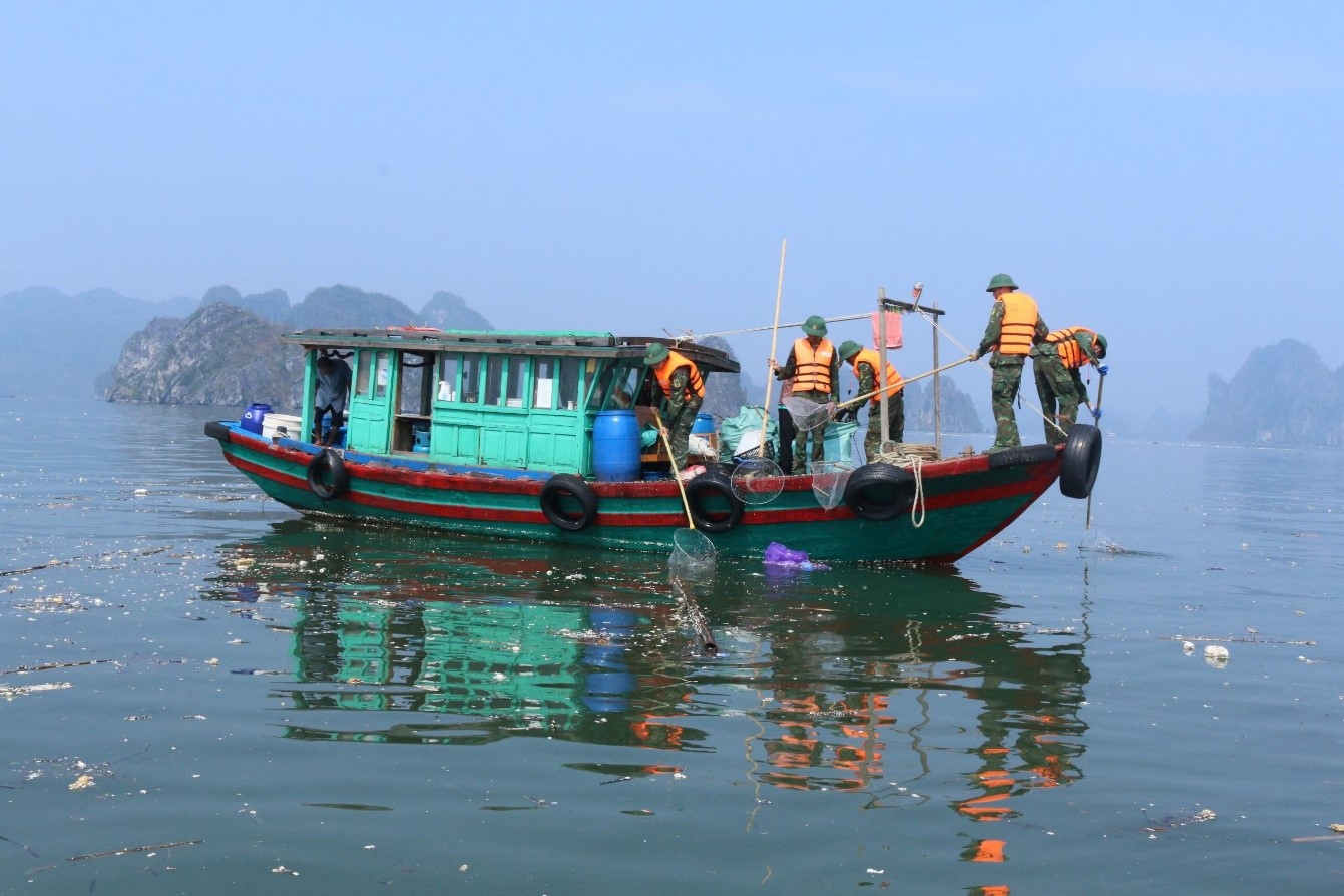 Thu gom xử lý khối lượng rác “khủng” trên vịnh Hạ Long sau bão Yagi- Ảnh 2.