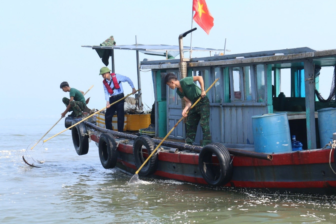 Thu gom xử lý khối lượng rác “khủng” trên vịnh Hạ Long sau bão Yagi- Ảnh 1.