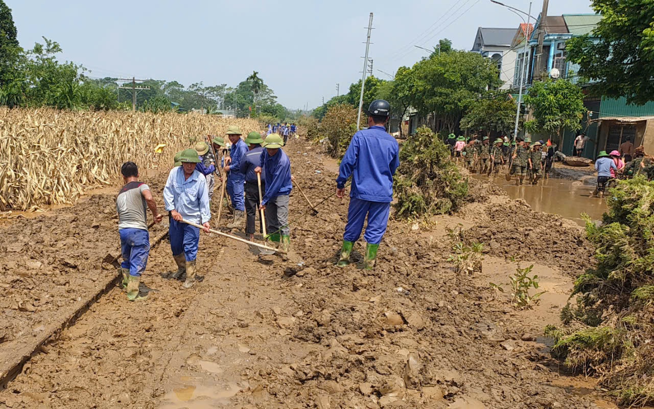 Gác việc nhà, lo cho đường sắt sớm thông tàu sau lũ