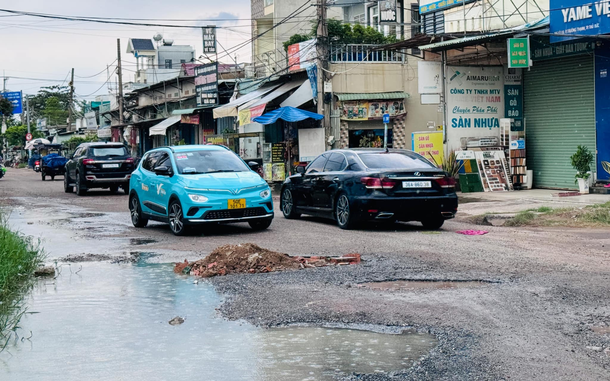 TP.HCM: Sau 4 năm khởi công, đường Lò Lu chỉ làm được... 200m cống