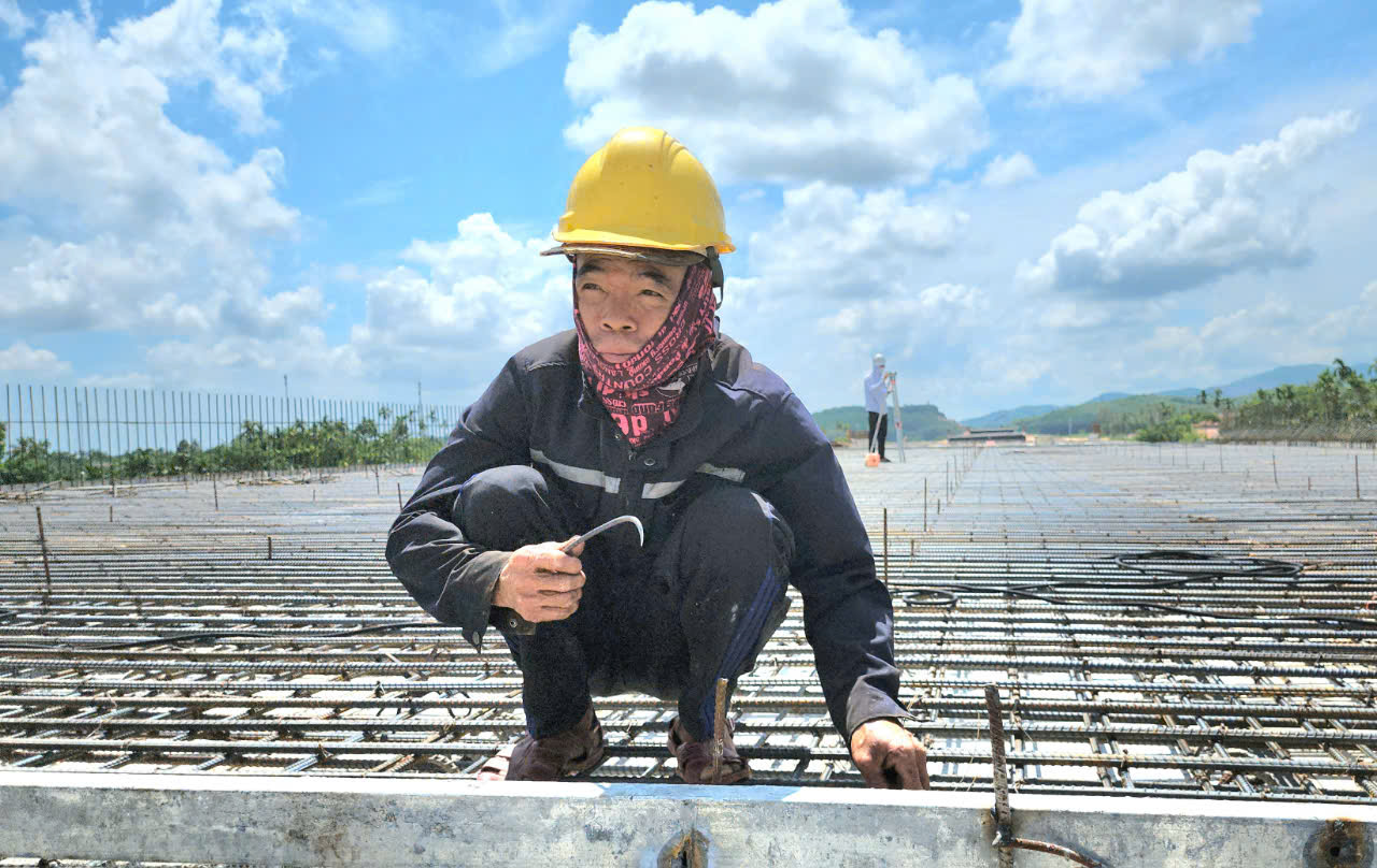 Cận cảnh cầu dài nhất cao tốc Quảng Ngãi - Hoài Nhơn sắp hoàn thành- Ảnh 5.