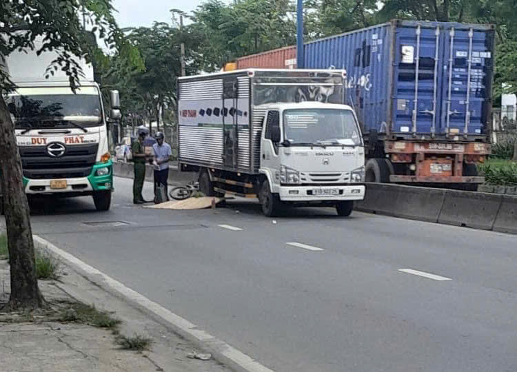 Xe máy va chạm xe tải, một người tử vong- Ảnh 2.