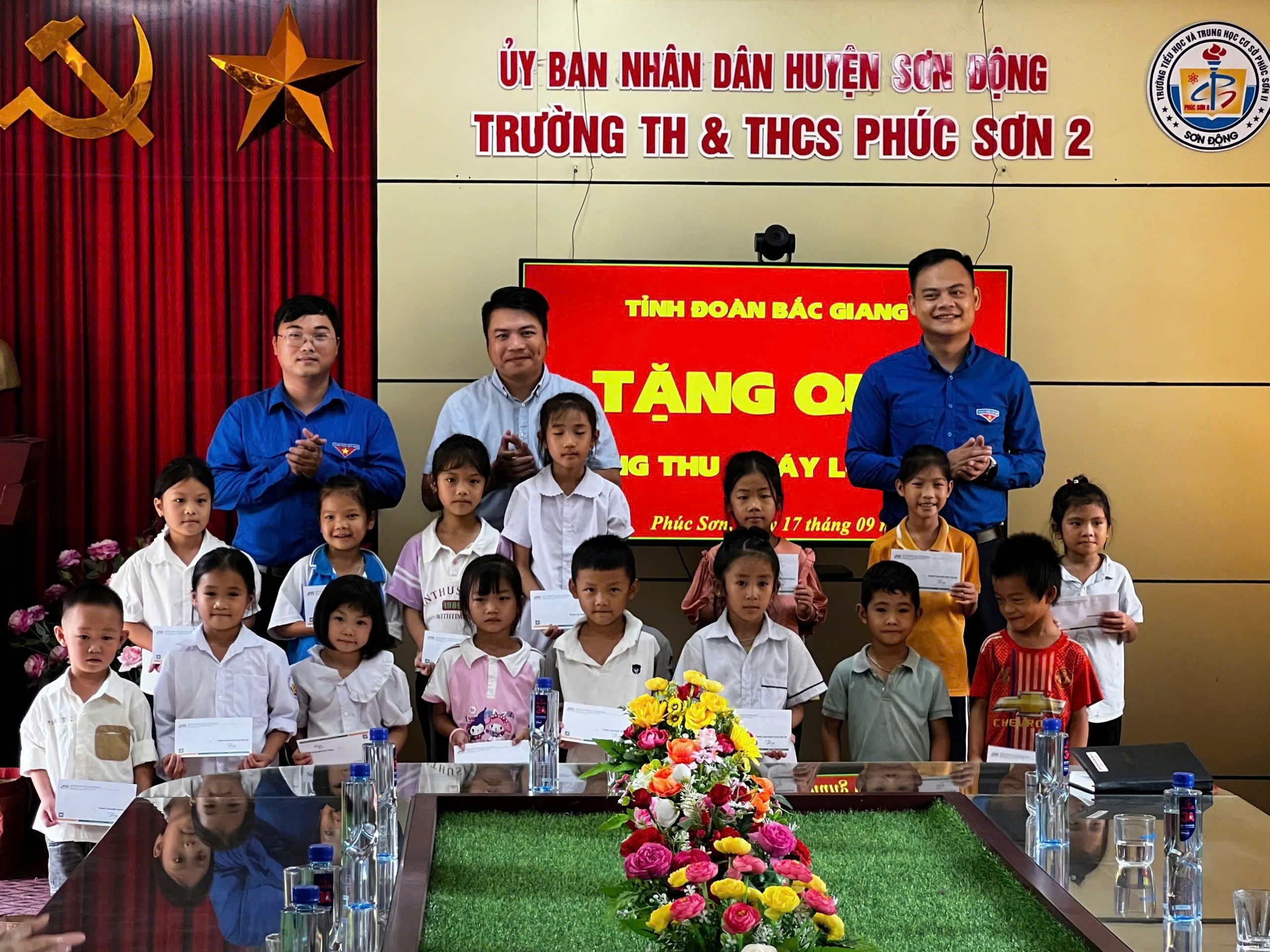 Tuổi trẻ Bộ GTVT mang "Trung thu yêu thương" tặng các em nhỏ vùng lũ lụt- Ảnh 1.