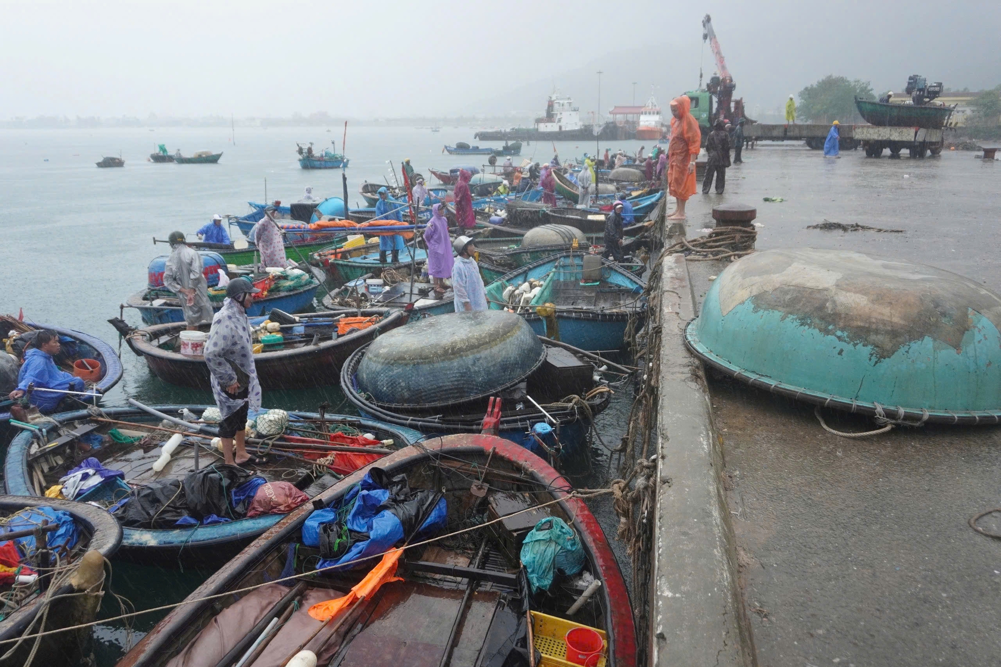 Ngư dân Đà Nẵng hối hả đưa thuyền lên bờ tránh bão- Ảnh 2.