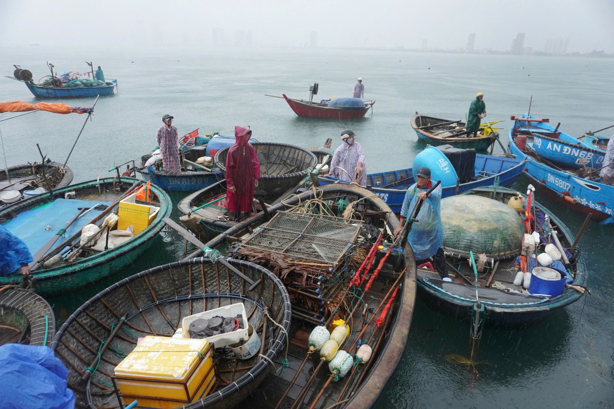 Ngư dân Đà Nẵng hối hả đưa thuyền lên bờ tránh bão- Ảnh 3.