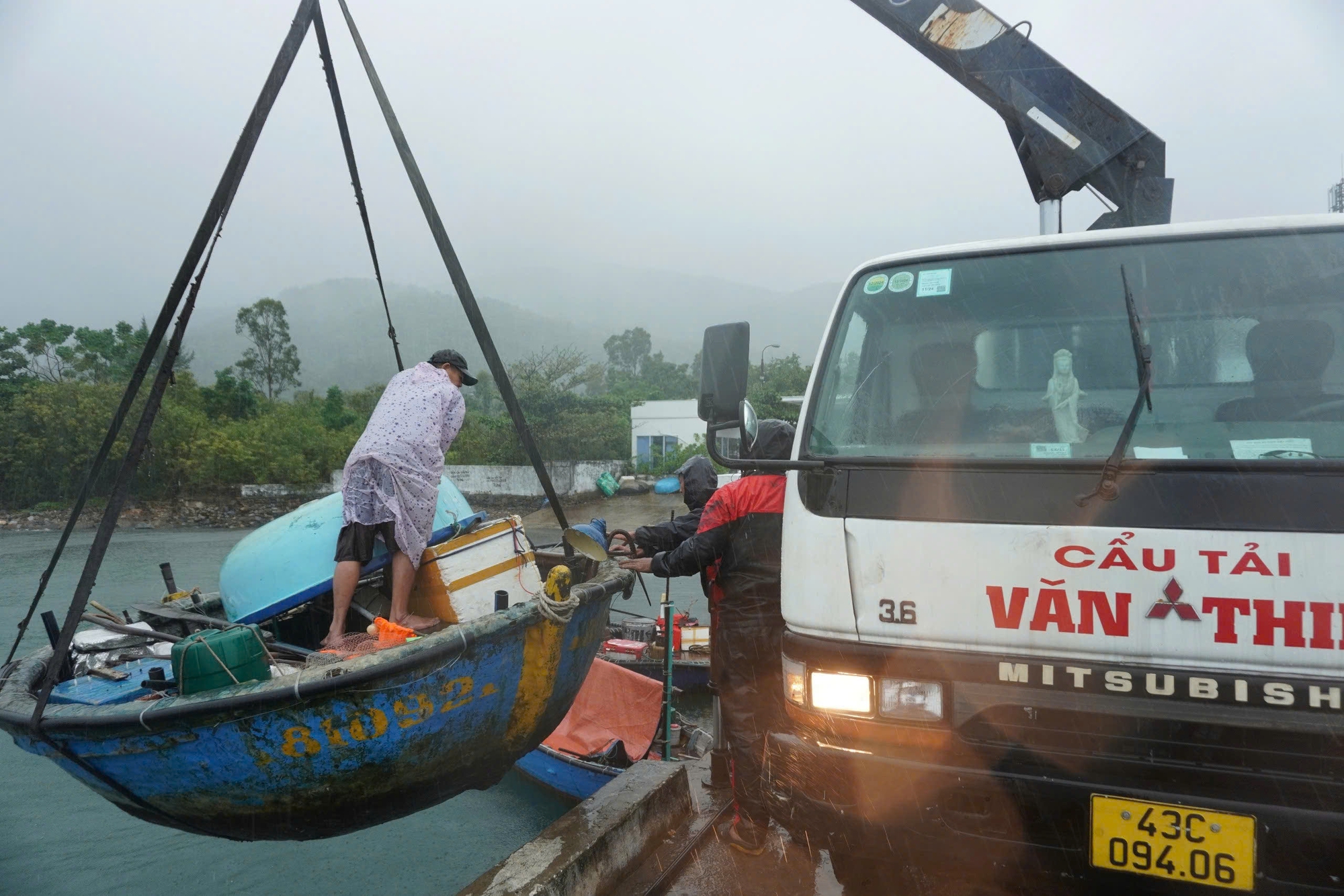 Ngư dân Đà Nẵng hối hả đưa thuyền lên bờ tránh bão- Ảnh 4.