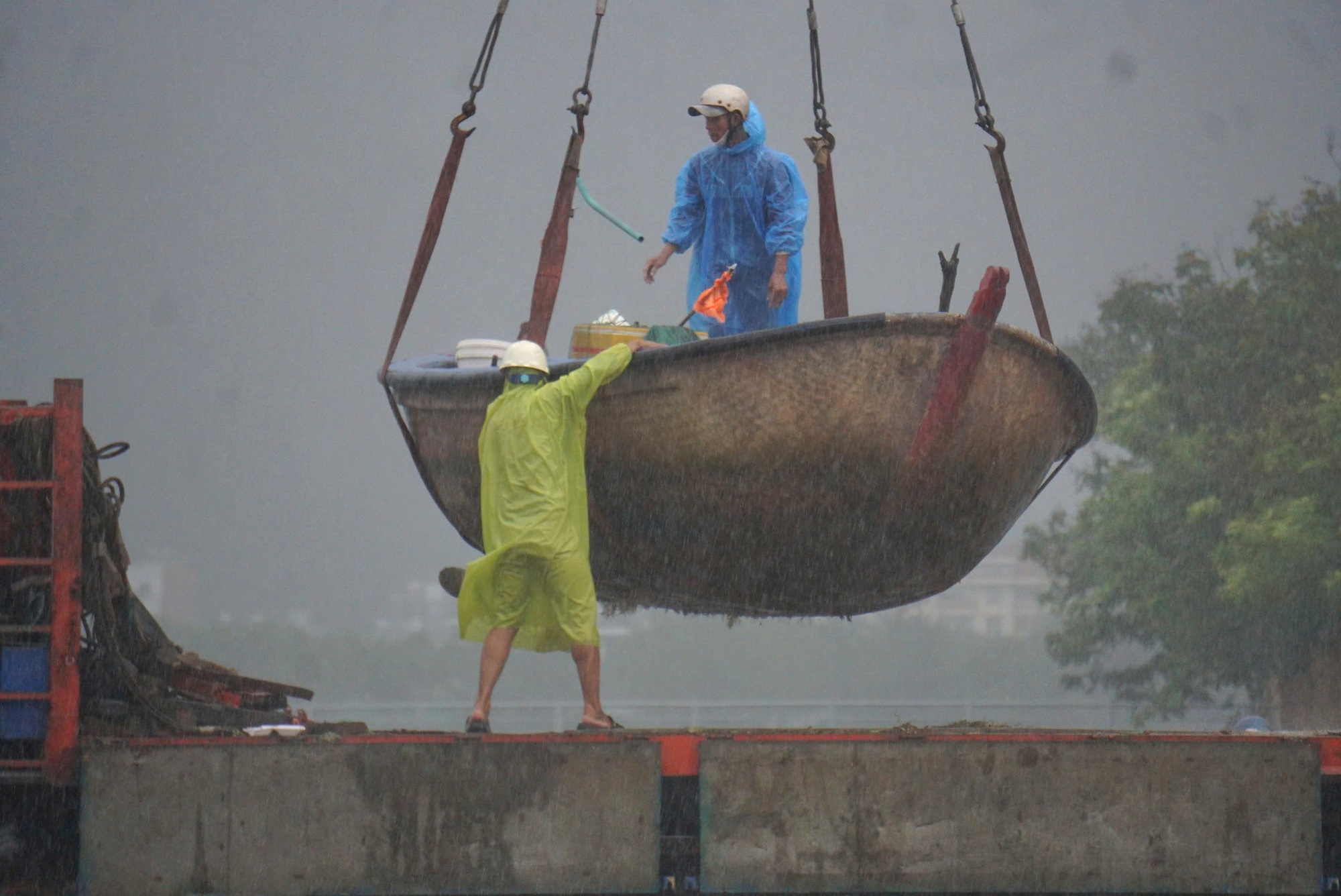 Ngư dân Đà Nẵng hối hả đưa thuyền lên bờ tránh bão- Ảnh 6.