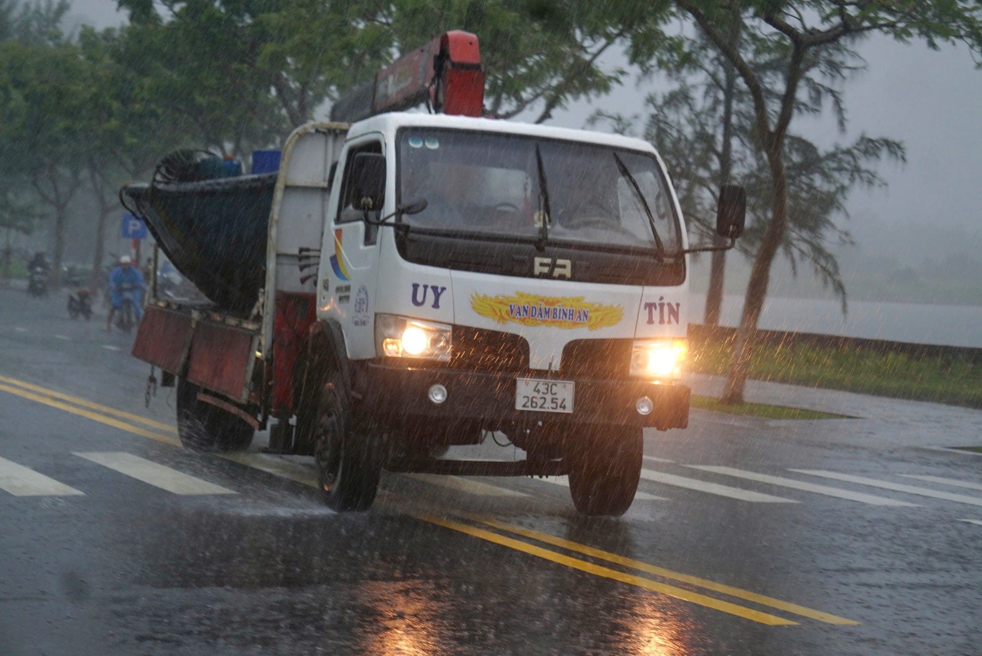 Ngư dân Đà Nẵng hối hả đưa thuyền lên bờ tránh bão- Ảnh 9.