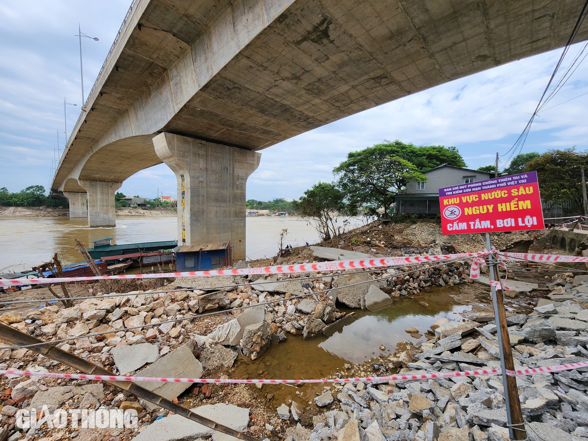 Nhiều điểm sạt lở nghiêm trọng gần trụ cầu Hạc Trì ở Phú Thọ- Ảnh 1.