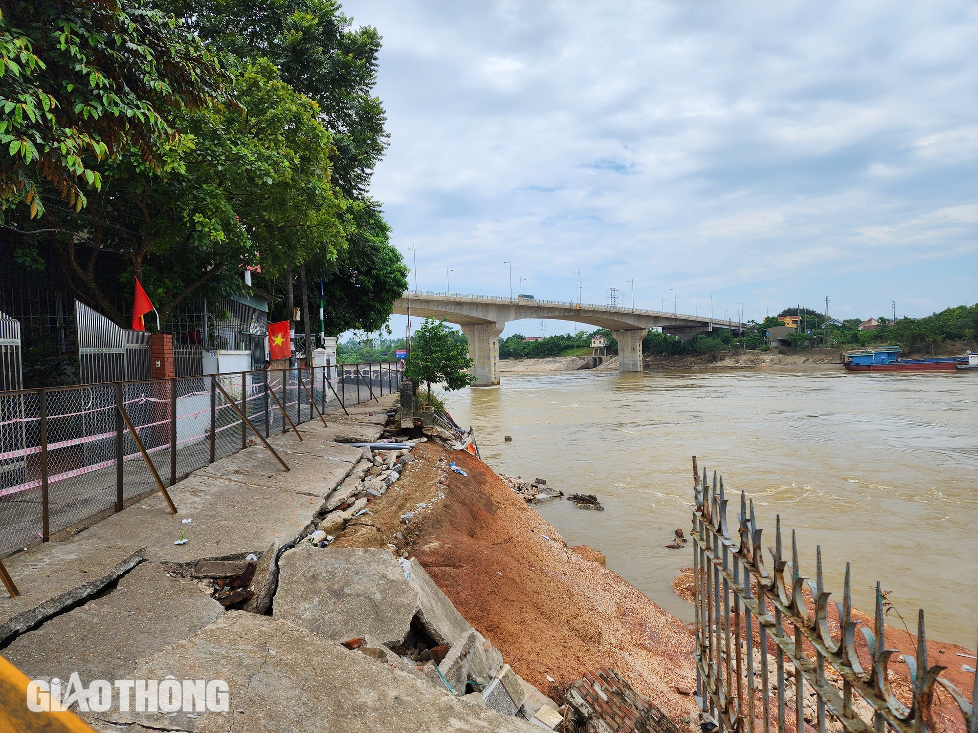 Nhiều điểm sạt lở nghiêm trọng gần trụ cầu Hạc Trì ở Phú Thọ- Ảnh 4.