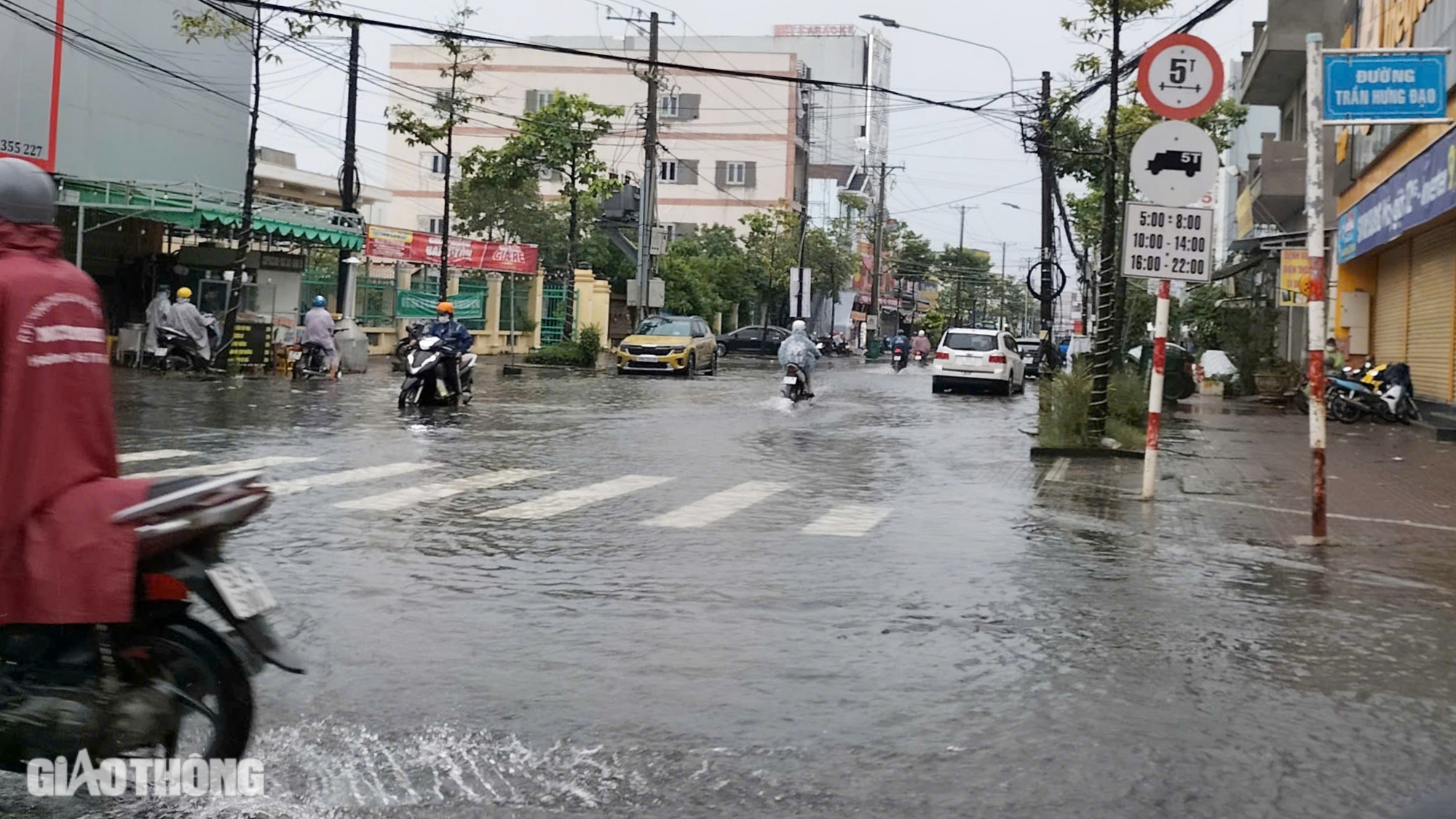 Mưa lớn kèm triều cường gây ngập nhiều tuyến phố ở Cà Mau- Ảnh 1.