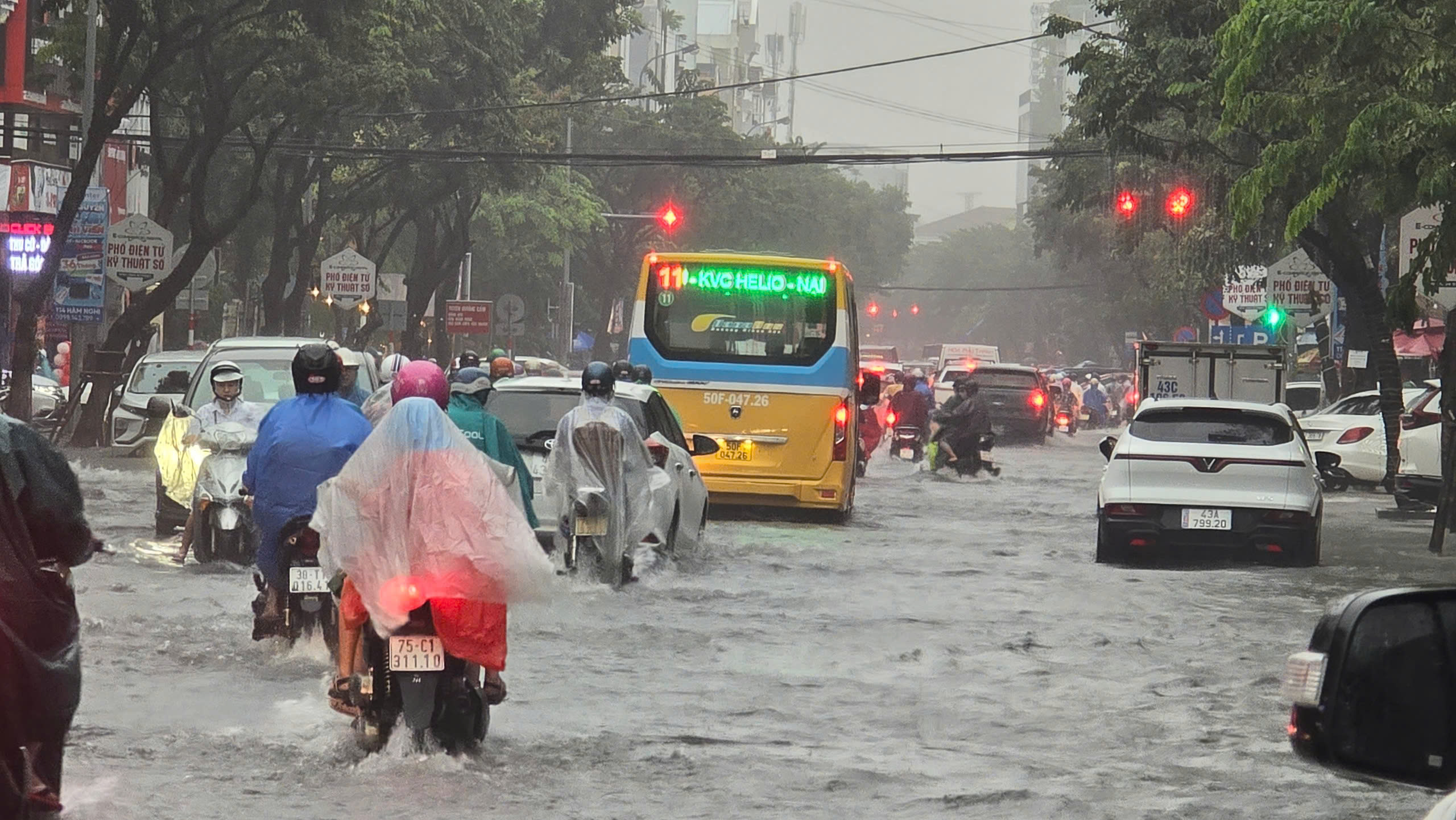 Đường phố Đà Nẵng như sông, ô tô, xe máy bì bõm lội nước- Ảnh 4.