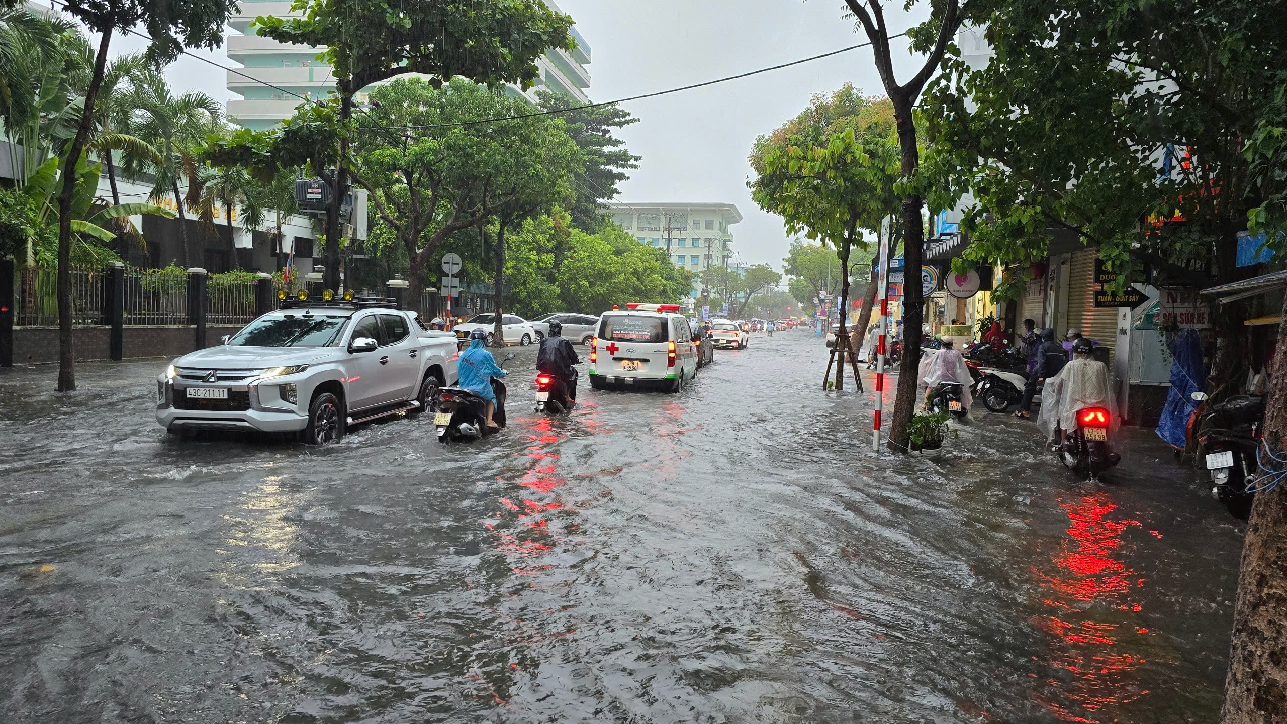 Đường phố Đà Nẵng như sông, ô tô, xe máy bì bõm lội nước- Ảnh 9.