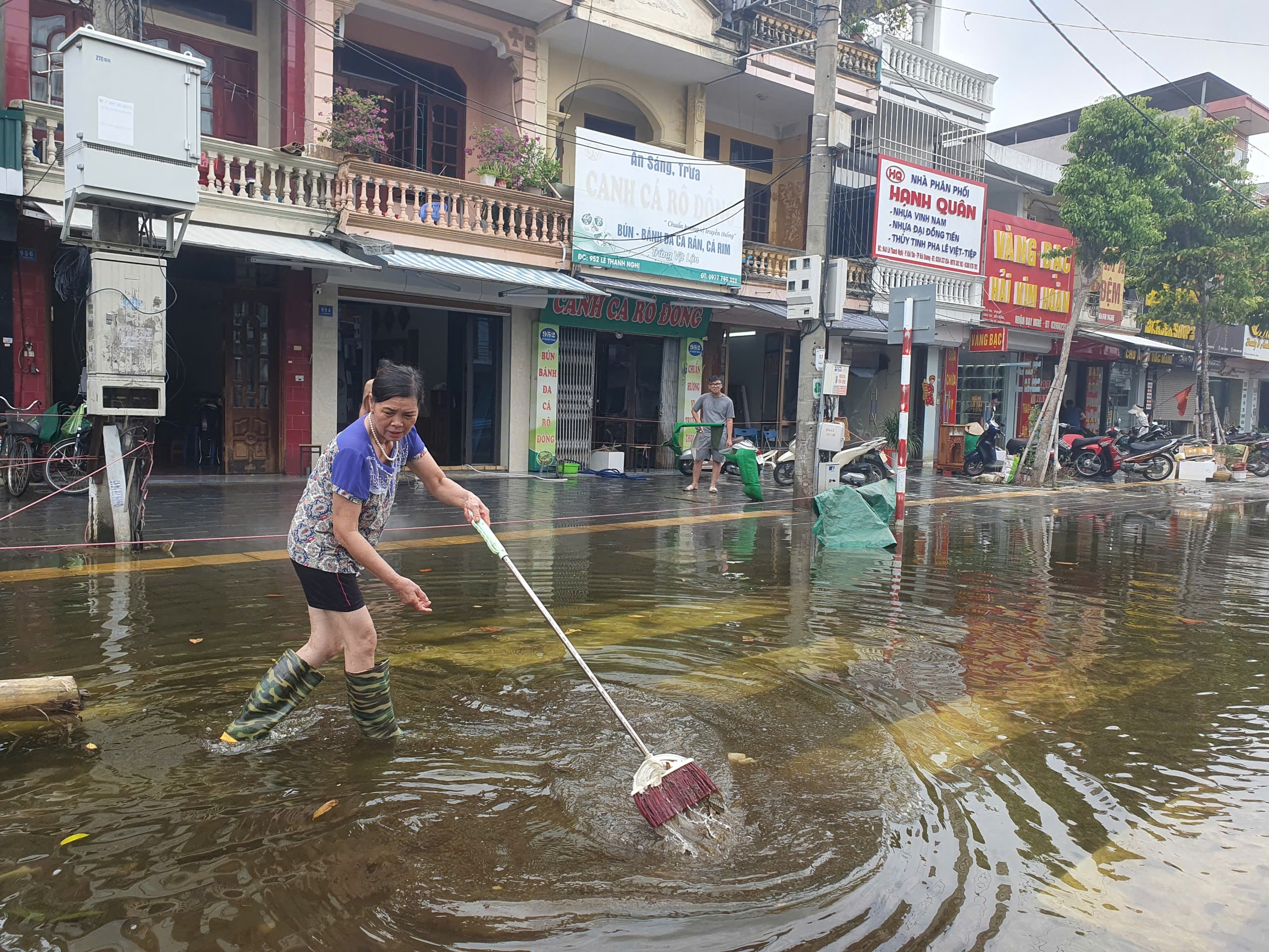 Hải Dương hoạt động trở lại bến xe khách Hải Tân, nhiều tuyến phố vẫn ngập- Ảnh 5.