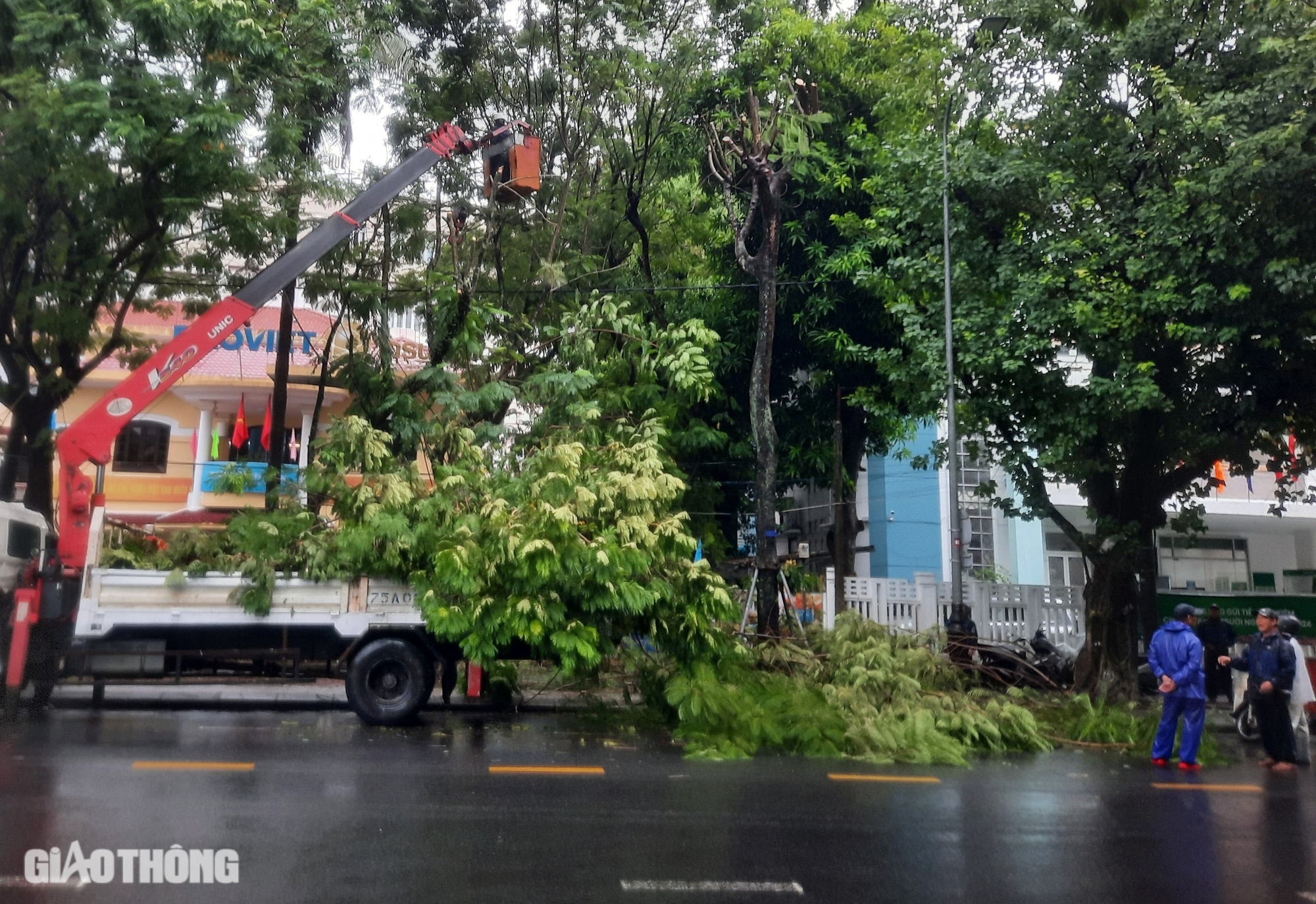 Huế: Lo bão lụt, người dân đưa ô tô lên cao, học sinh nghỉ học từ hôm nay (19/9)- Ảnh 1.