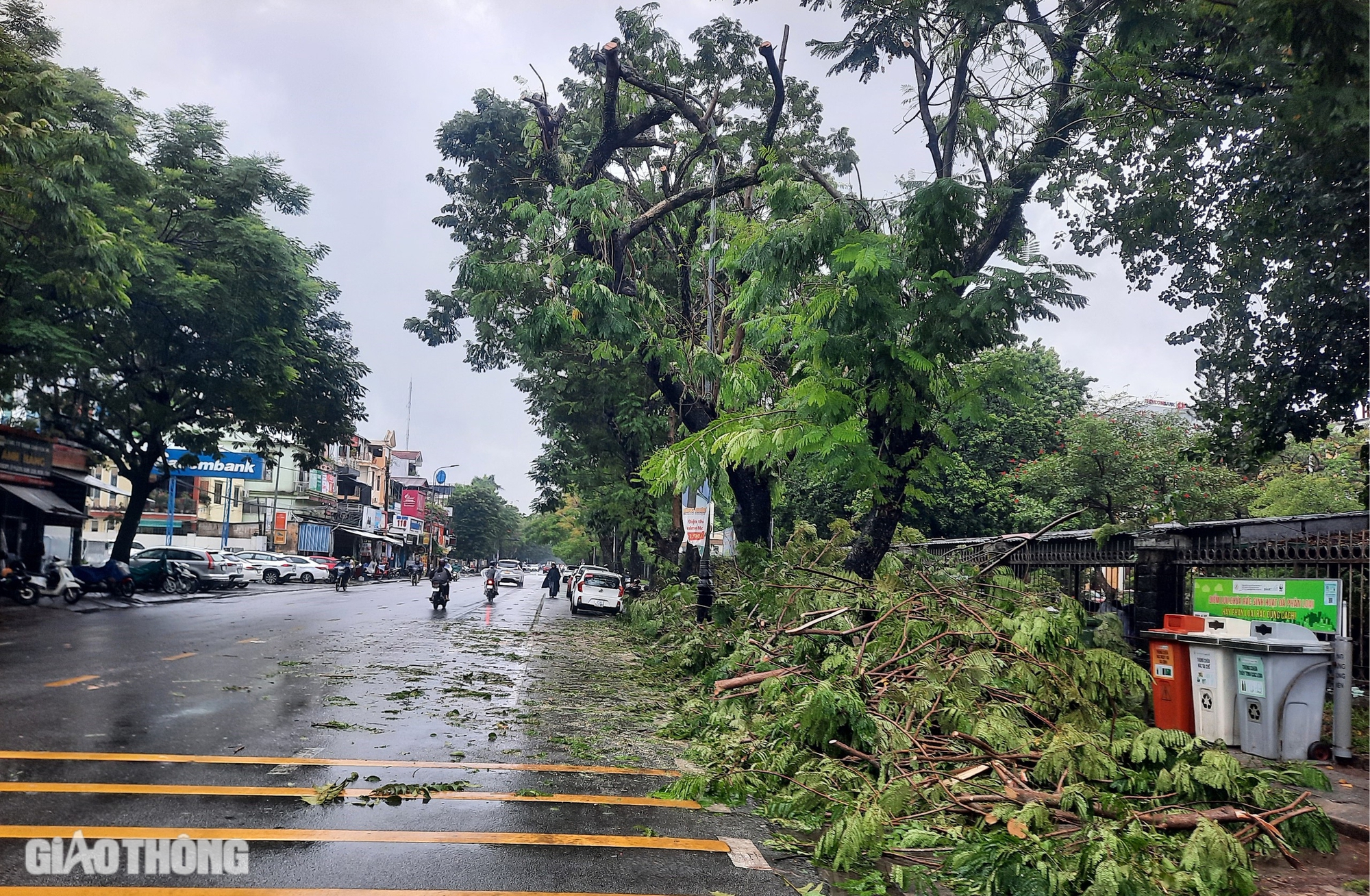 Huế: Lo bão lụt, người dân đưa ô tô lên cao, học sinh nghỉ học từ hôm nay (19/9)- Ảnh 2.