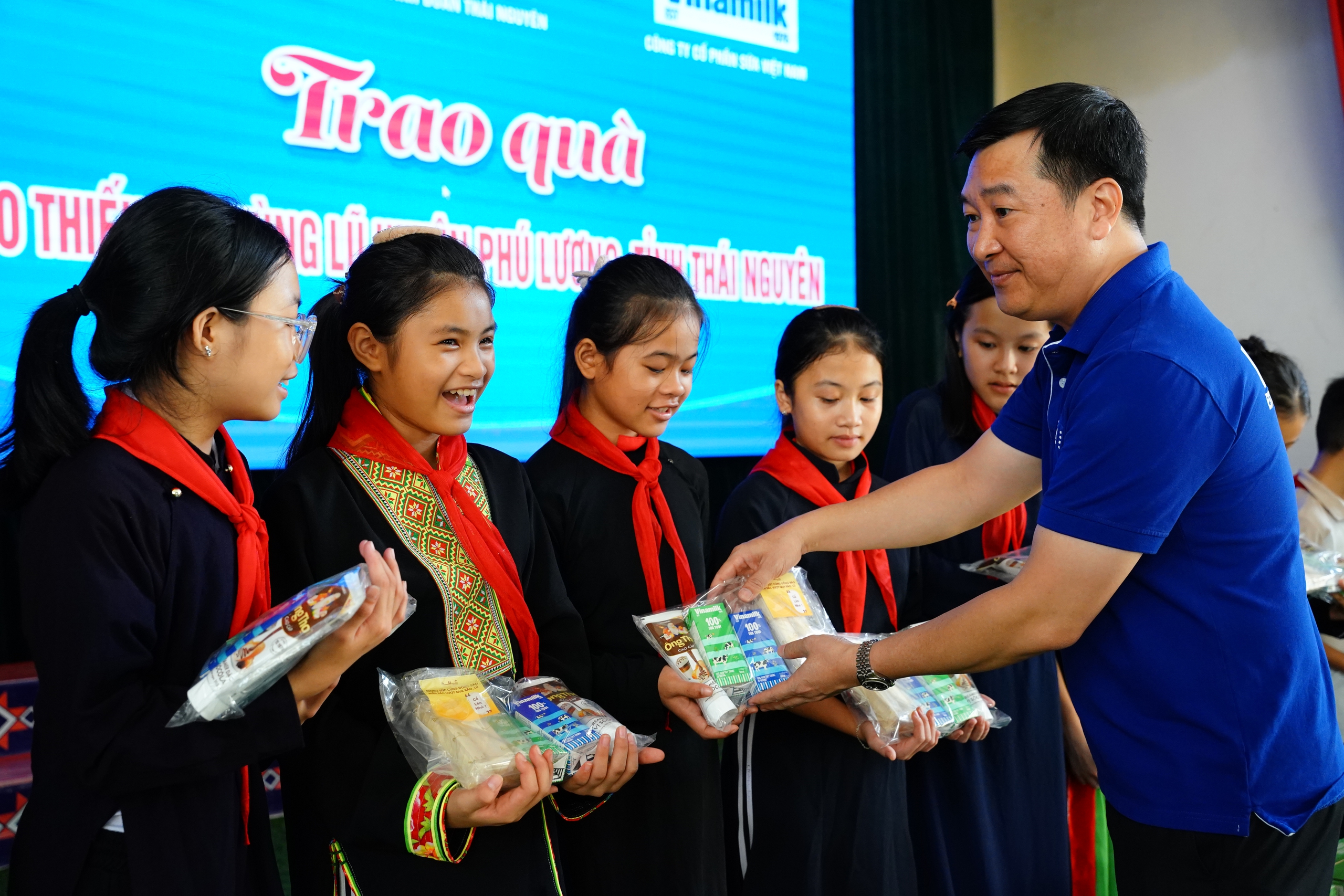 Mang Trung thu ấm áp đến trẻ em mọi miền- Ảnh 1. Mang Trung thu ấm áp đến trẻ em mọi miền- Ảnh 1.