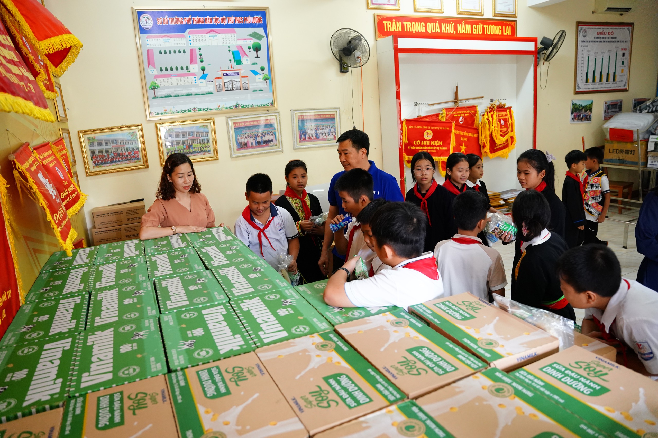 Mang Trung thu ấm áp đến trẻ em mọi miền- Ảnh 2. Mang Trung thu ấm áp đến trẻ em mọi miền- Ảnh 2.