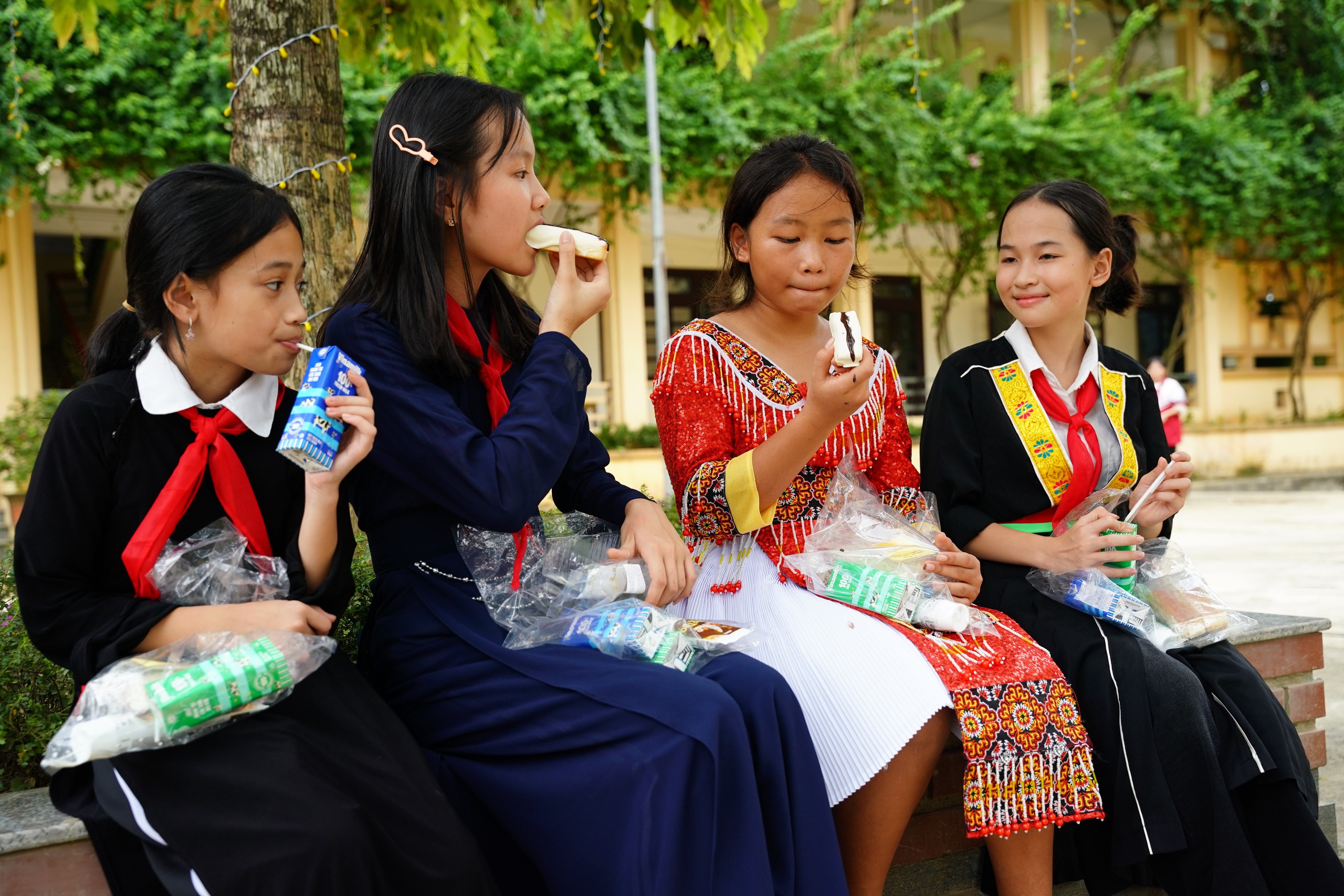 Mang Trung thu ấm áp đến trẻ em mọi miền- Ảnh 4. Mang Trung thu ấm áp đến trẻ em mọi miền- Ảnh 4.