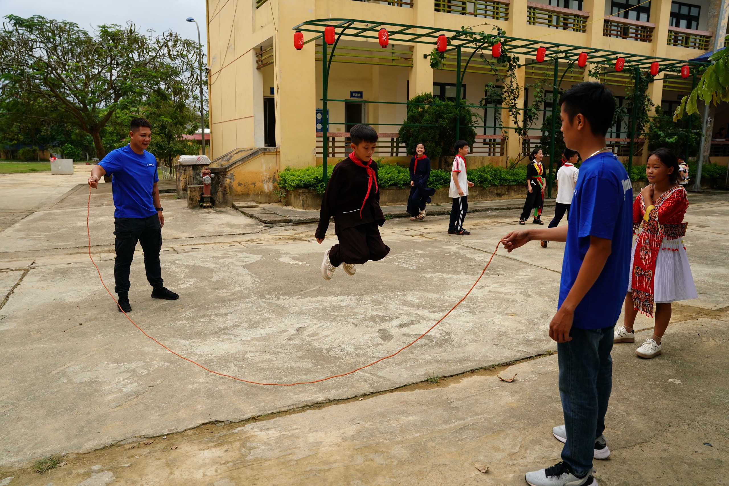 Mang Trung thu ấm áp đến trẻ em mọi miền- Ảnh 5. Mang Trung thu ấm áp đến trẻ em mọi miền- Ảnh 5.