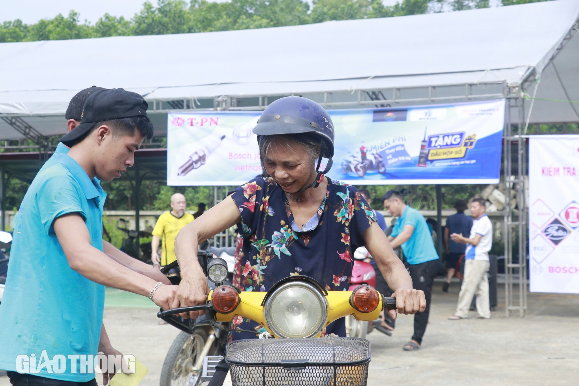 "Biệt đội" sửa xe và thiết bị điện tất bật hỗ trợ người dân vùng lũ Yên Bái- Ảnh 5.