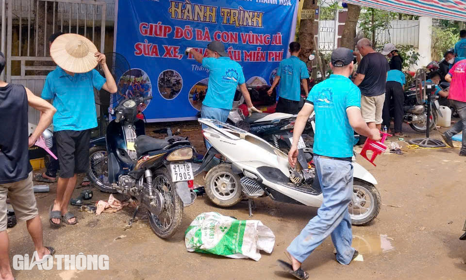 "Biệt đội" sửa xe và thiết bị điện tất bật hỗ trợ người dân vùng lũ Yên Bái- Ảnh 6.