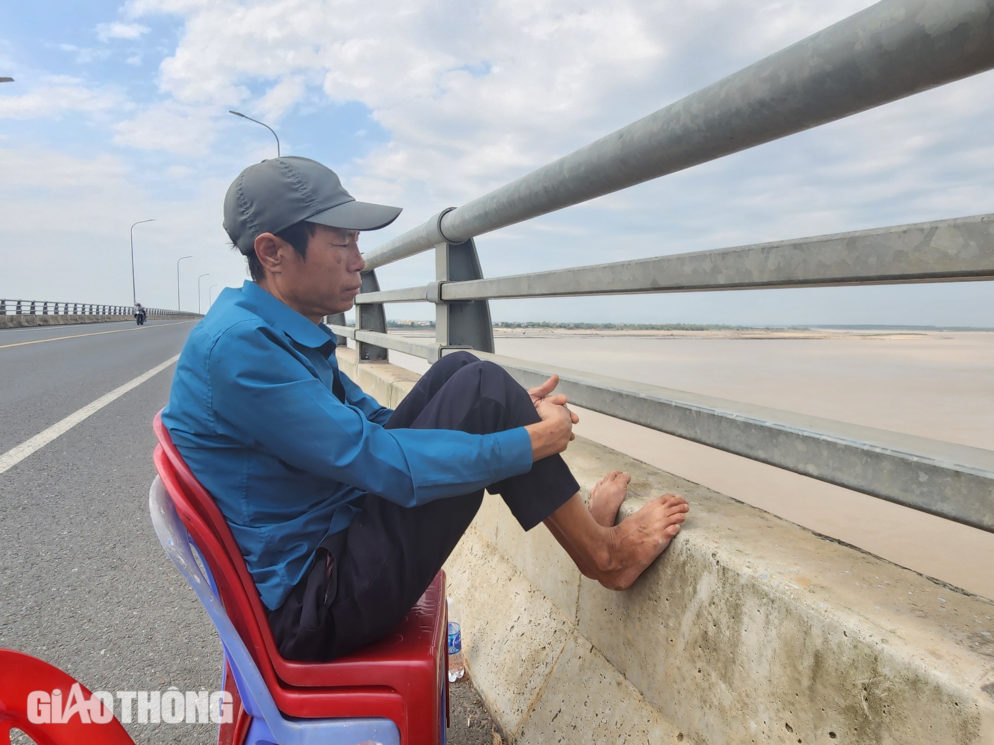 Dãi nắng, dầm mưa ngóng chờ tin người thân mất tích trong vụ sập cầu Phong Châu- Ảnh 1.