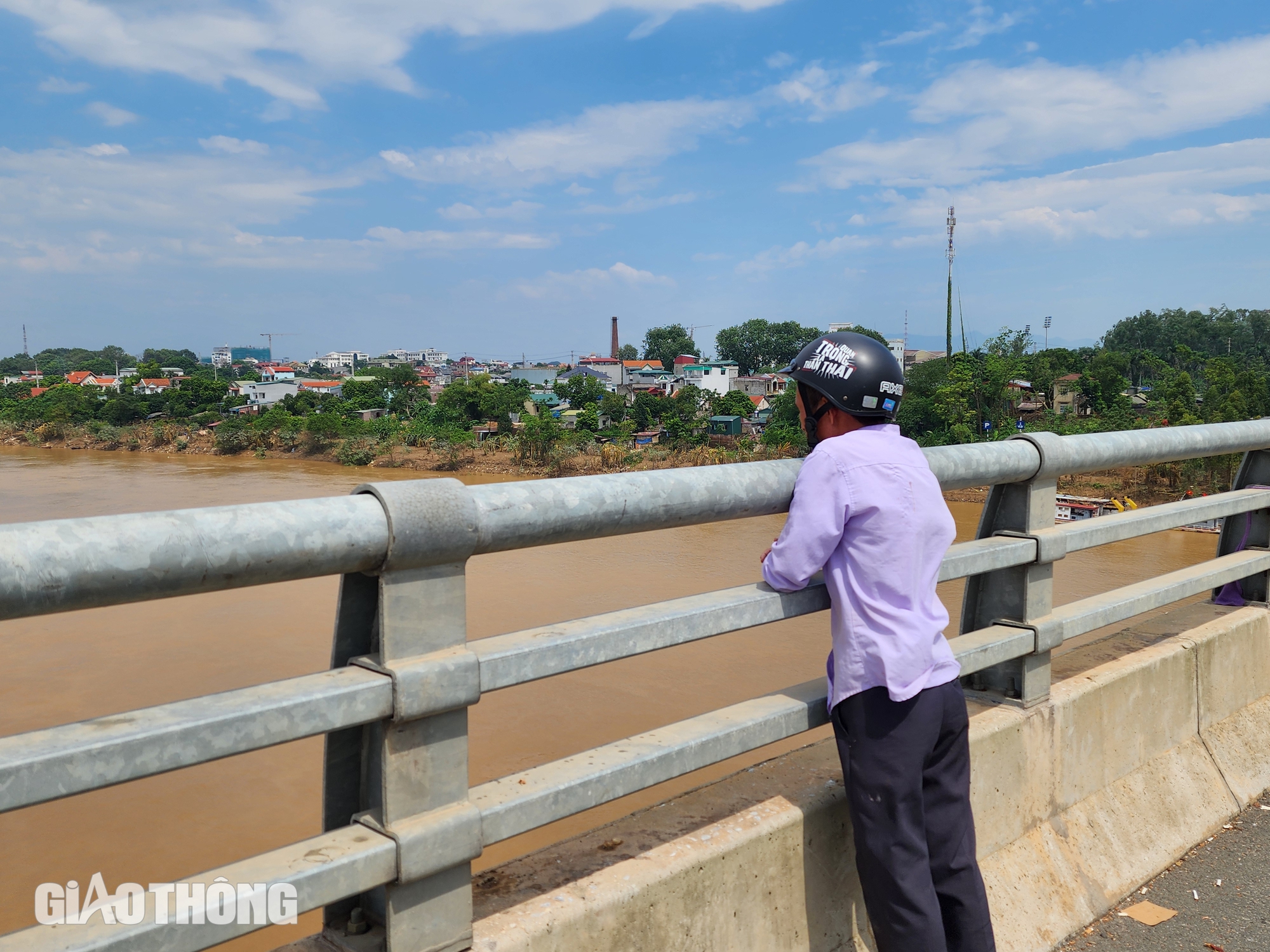 Dãi nắng, dầm mưa ngóng chờ tin người thân mất tích trong vụ sập cầu Phong Châu- Ảnh 3.