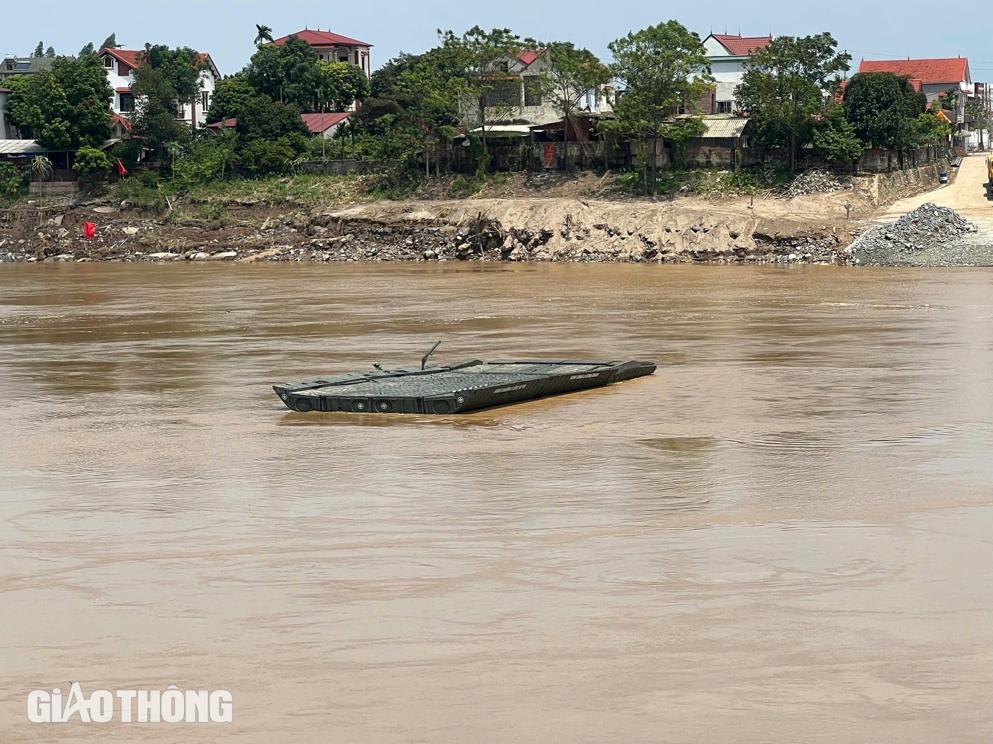 Lắp đặt thử cầu phao thay thế cầu Phong Châu bị sập- Ảnh 2.