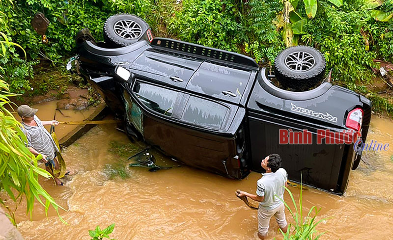 Lực lượng chức năng trục vớt chiếc xe bán tải và đưa thi thể anh Hoàng lên bờ - Ảnh: Báo Bình Phước.