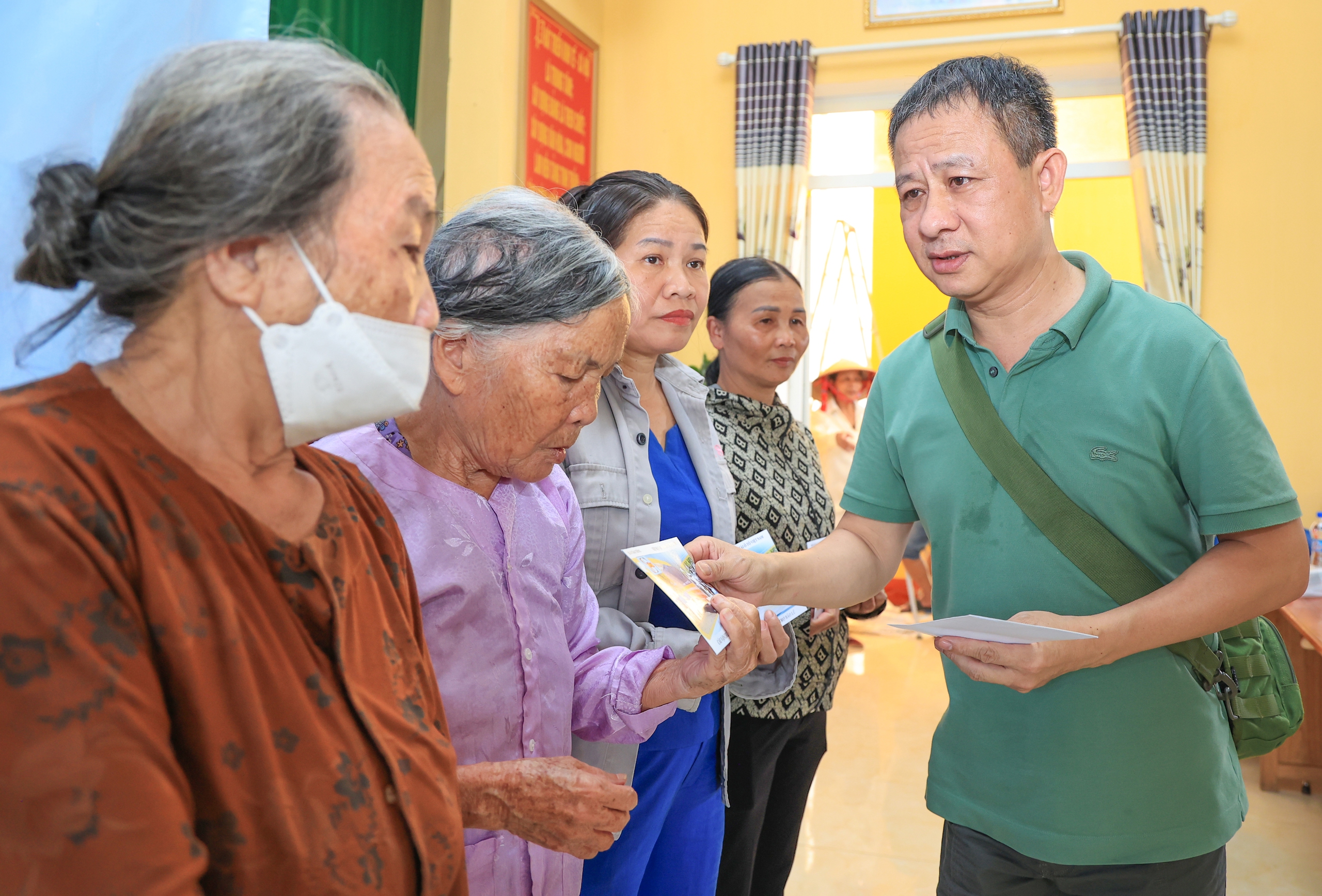 Mang “nghĩa đồng bào” lên vùng lũ: Sớm dựng lại trường, mong vơi bớt khó khăn- Ảnh 4.