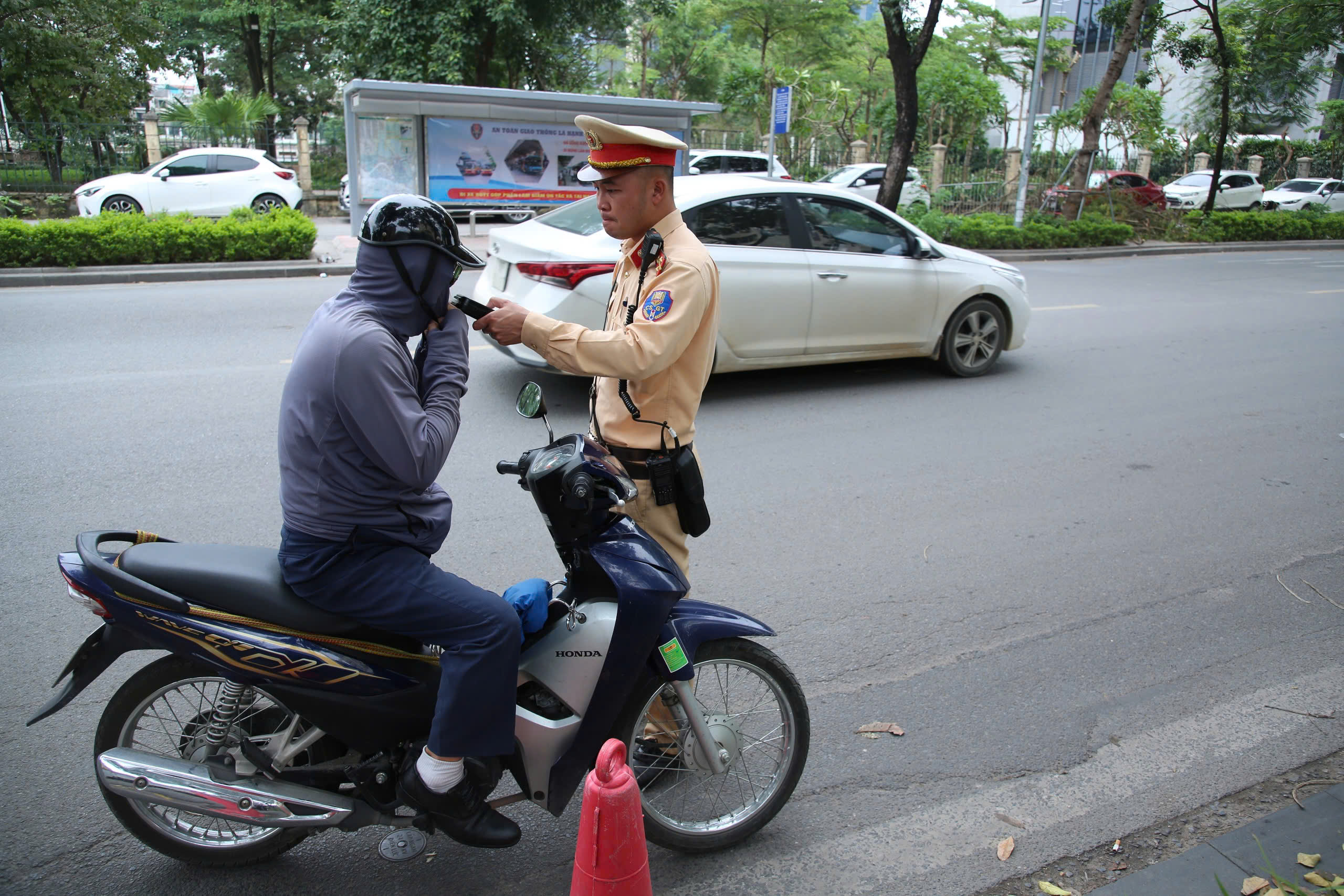 CSGT Hà Nội tăng cường lập chốt xử lý nồng độ cồn, nhiều tài xế xe máy vi phạm- Ảnh 7.