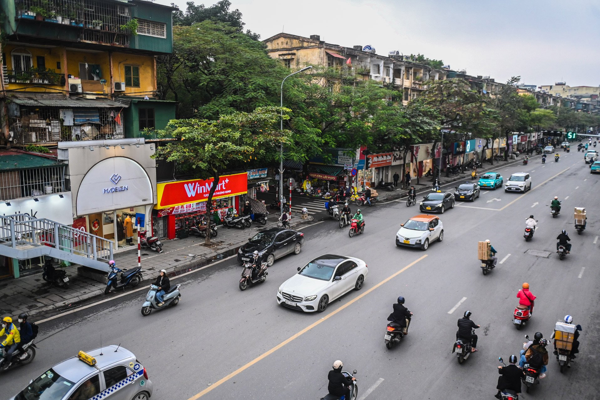 Bộ Xây dựng yêu cầu di dời người dân khỏi chung cư nứt, nghiêng sau bão số 3 Yagi- Ảnh 1.